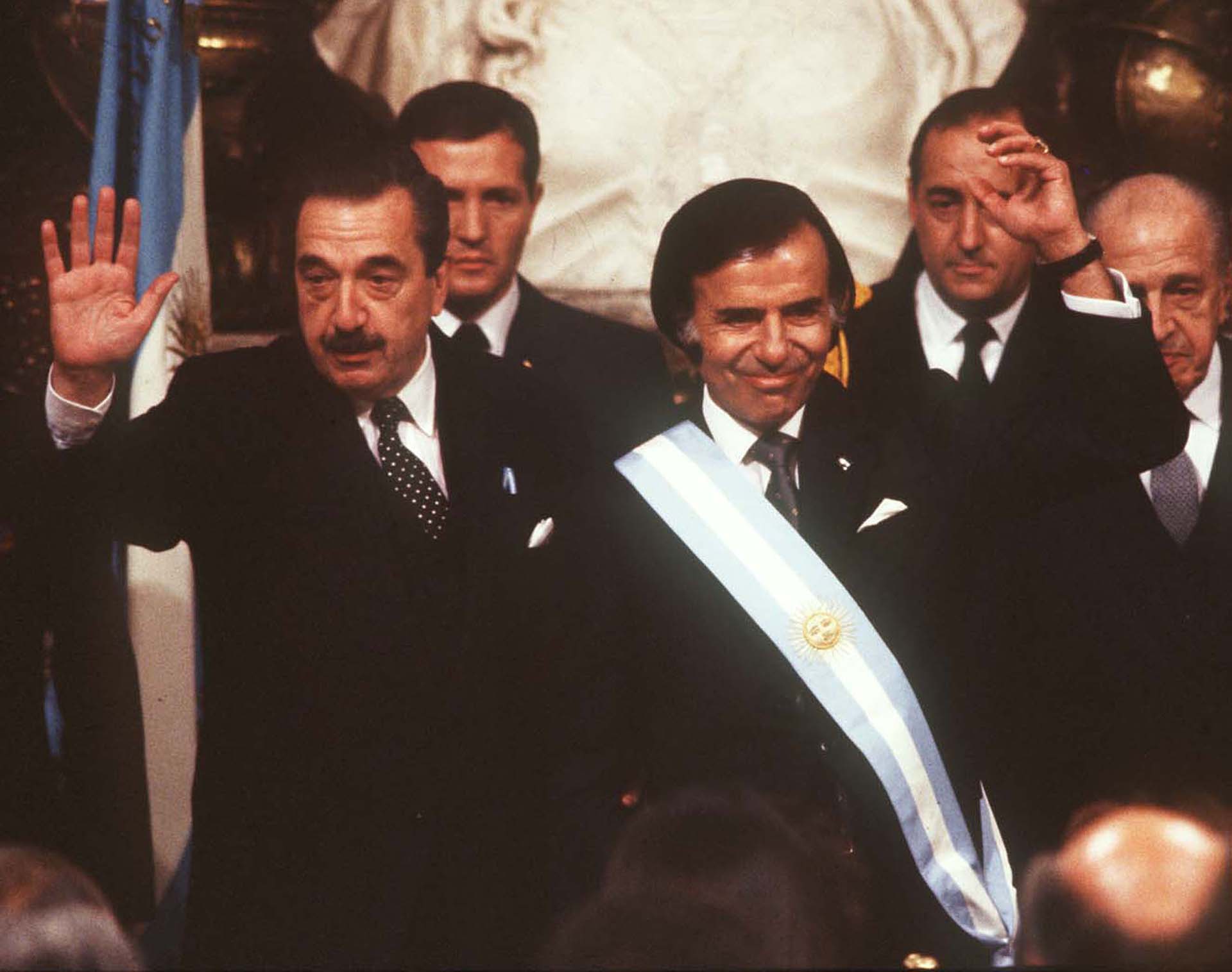 Julio de 1989: Raúl Alfonsín traspasa el mando presidencia a Carlos Menem y terminan cinco meses de una brecha cambiaria promedio del 160% que se cerró con una megadevaluación (NA)
