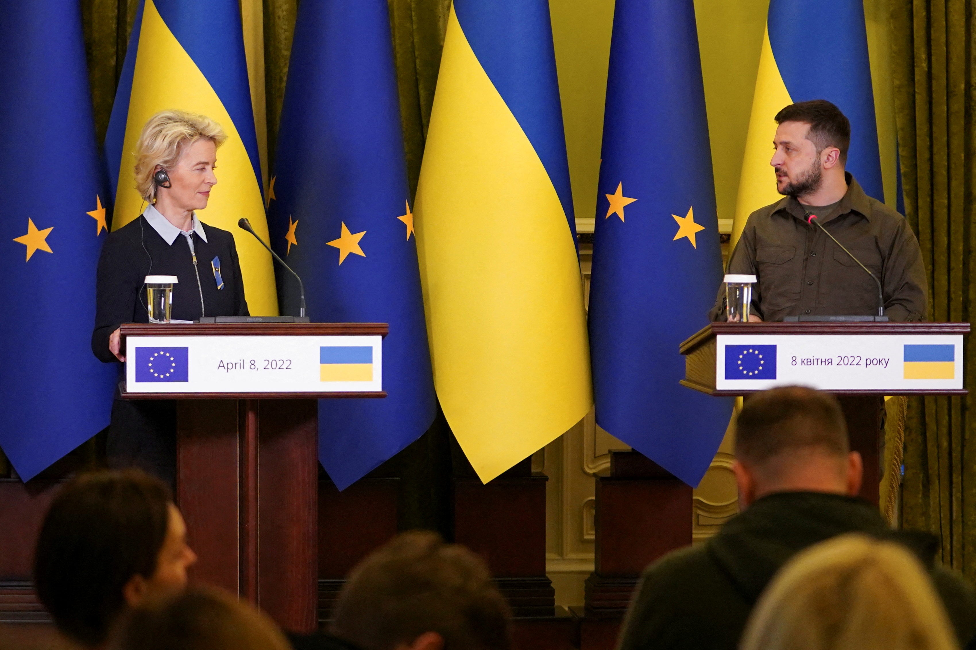 Ursula von der Leyen, presidenta de la Conmisión Europea, y el presidente ucraniano Volodimir Zelensky (REUTERS/Janis Laizans)