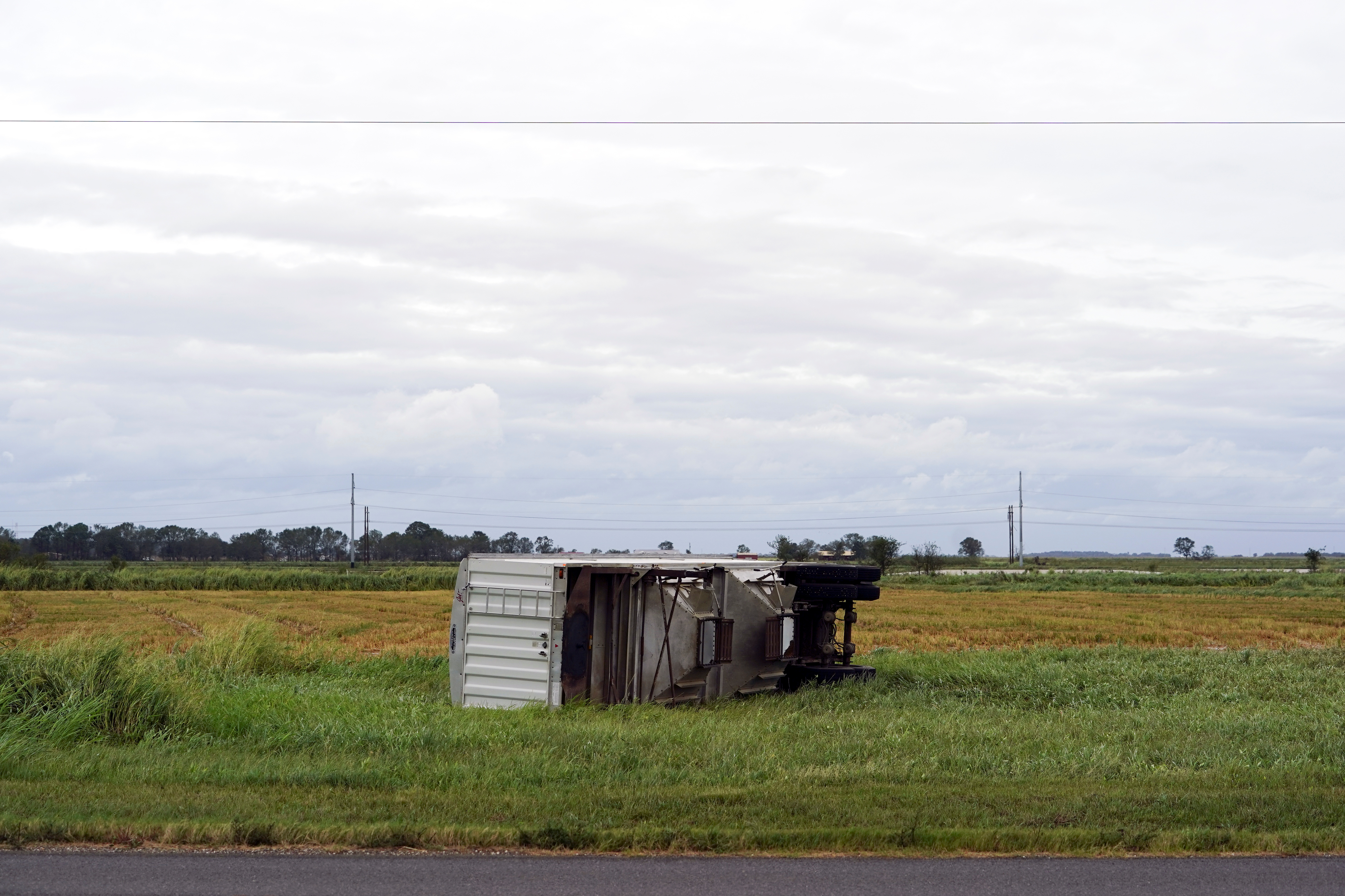 Un semirremolque volcado en un campo en Welsh, Louisiana (REUTERS/Elijah Nouvelage)