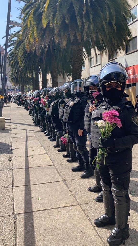 Durante la manifestación por el Día Internacional de la Mujer, manifestantes regalaron flores a las policías encargadas de resguardar su seguridad durante la marcha (Foto: Twitter / @Maffiguer)
