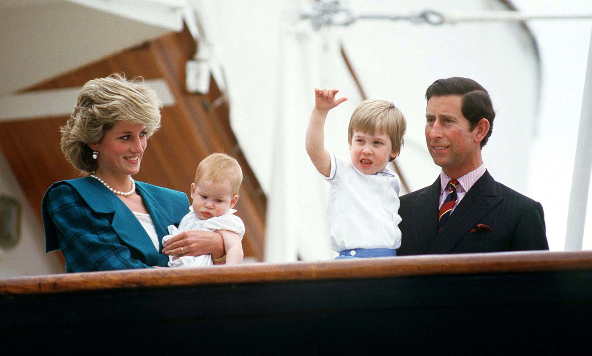 La princesa Diana con el príncipe Harry en brazos, el repuesto (eso significa "spare") y el actual rey Carlos III con el príncipe William. (Mauro Carraro/Shutterstock)