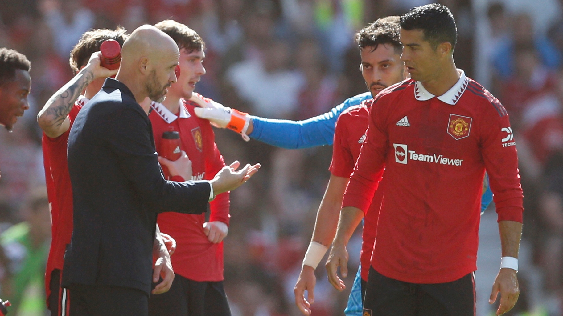 Erik ten Hag le dio a Cristiano Ronaldo varias indicaciones antes de remplazarlo ante Rayo Vallecano(Reuters)
