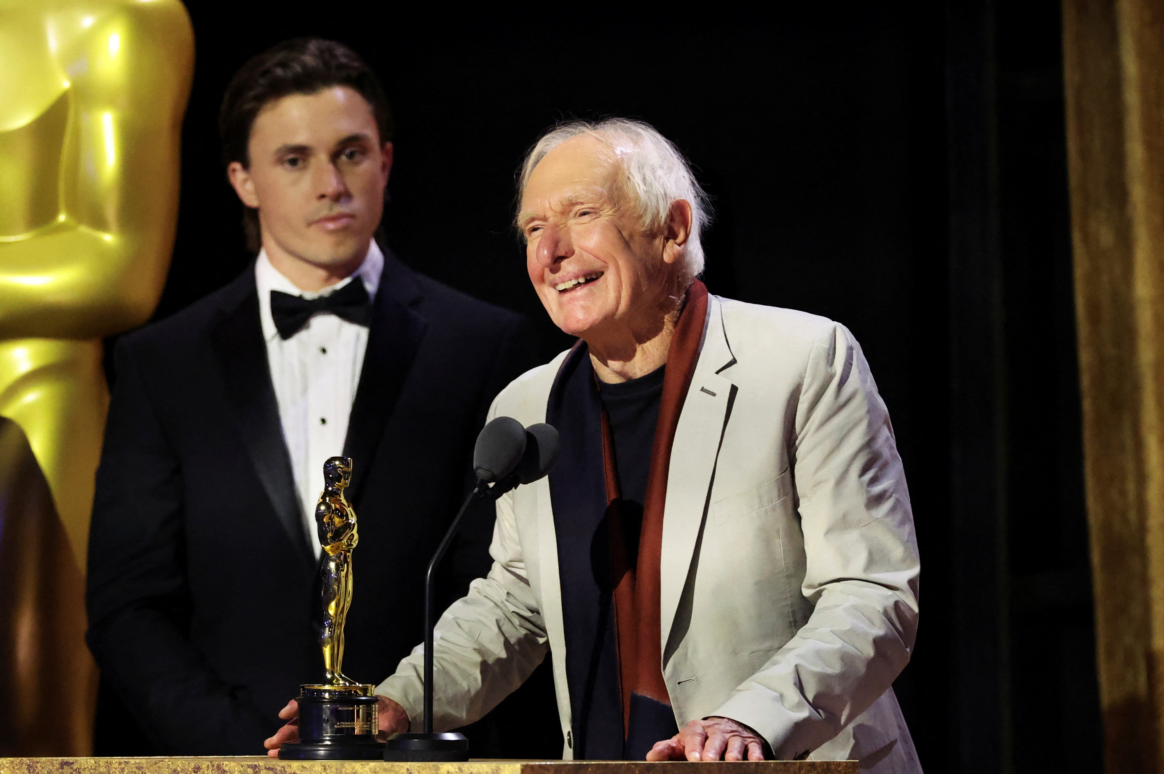 El director Peter Weir acepta su Oscar honorífico en los 13th Governors Awards en Los Ángeles, California, EE. UU., 19 de noviembre de 2022. REUTERS/Mario Anzuoni
