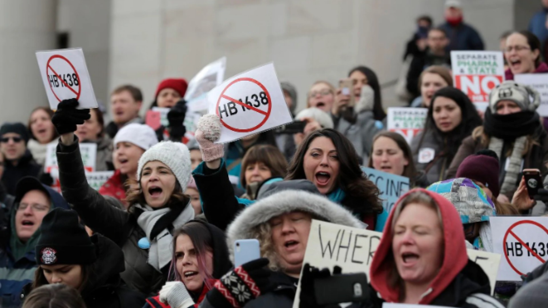 Una manifestación, en Ohio, de mujeres que se oponen a vacunar a sus hijos (Foto: Ted S. Warren/AP) (Foto: Ted S. Warren/AP)