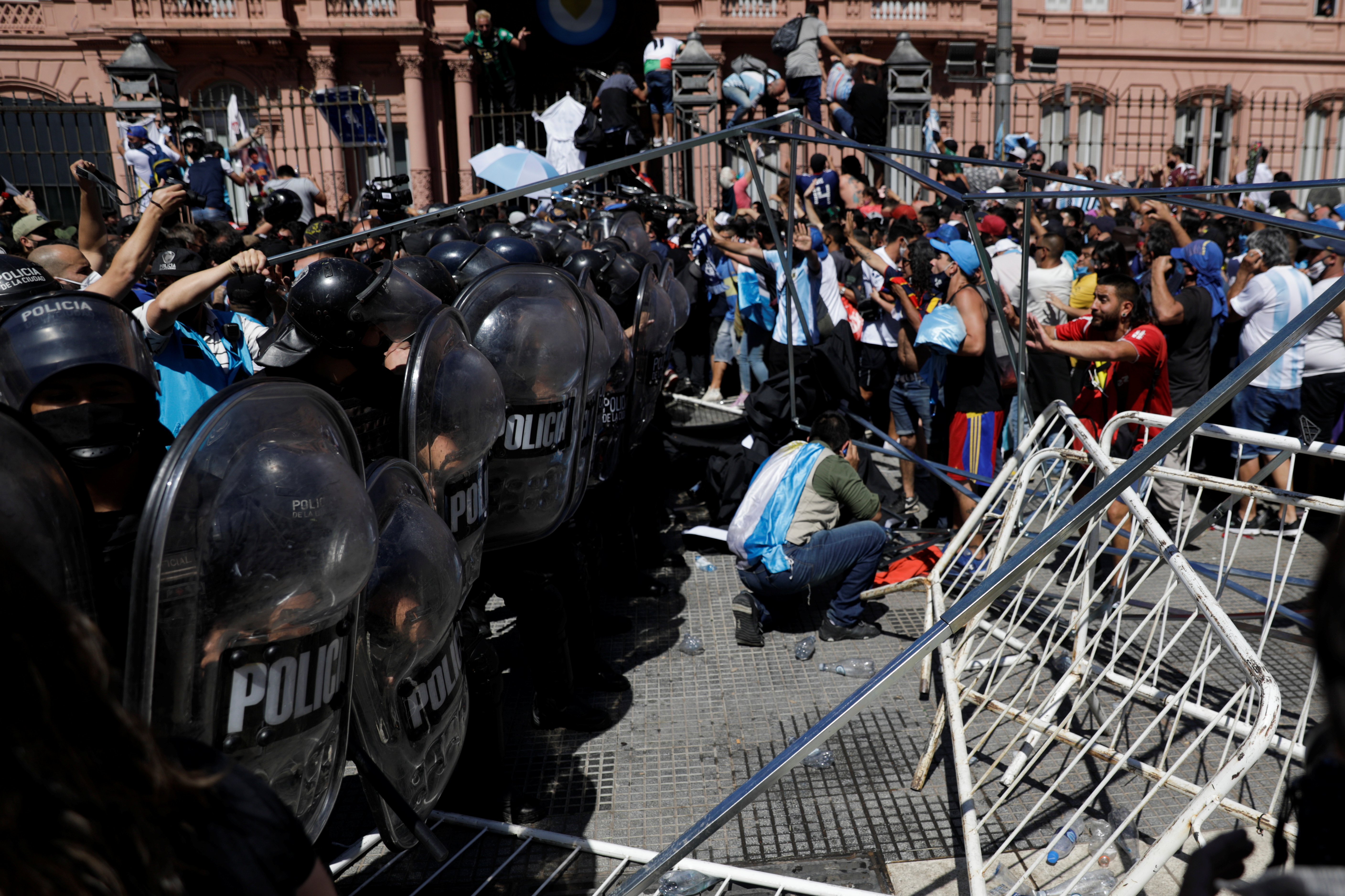 Enfrentamientos entre la policía y quienes querían ingresar