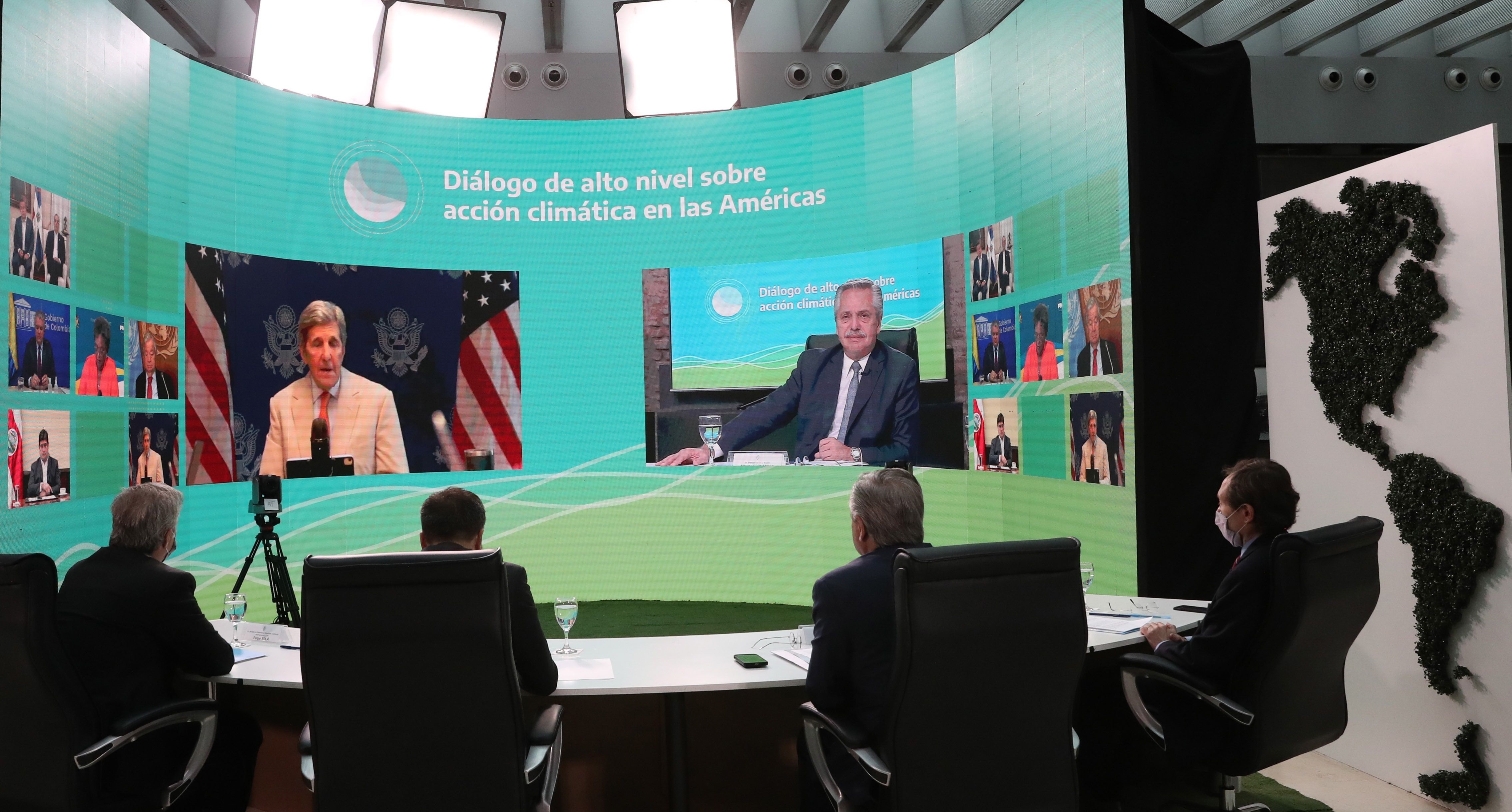 John Kerry y Alberto Fernández, durante la cumbre virtual "Diálogo de alto nivel sobre acción climática en las Américas"