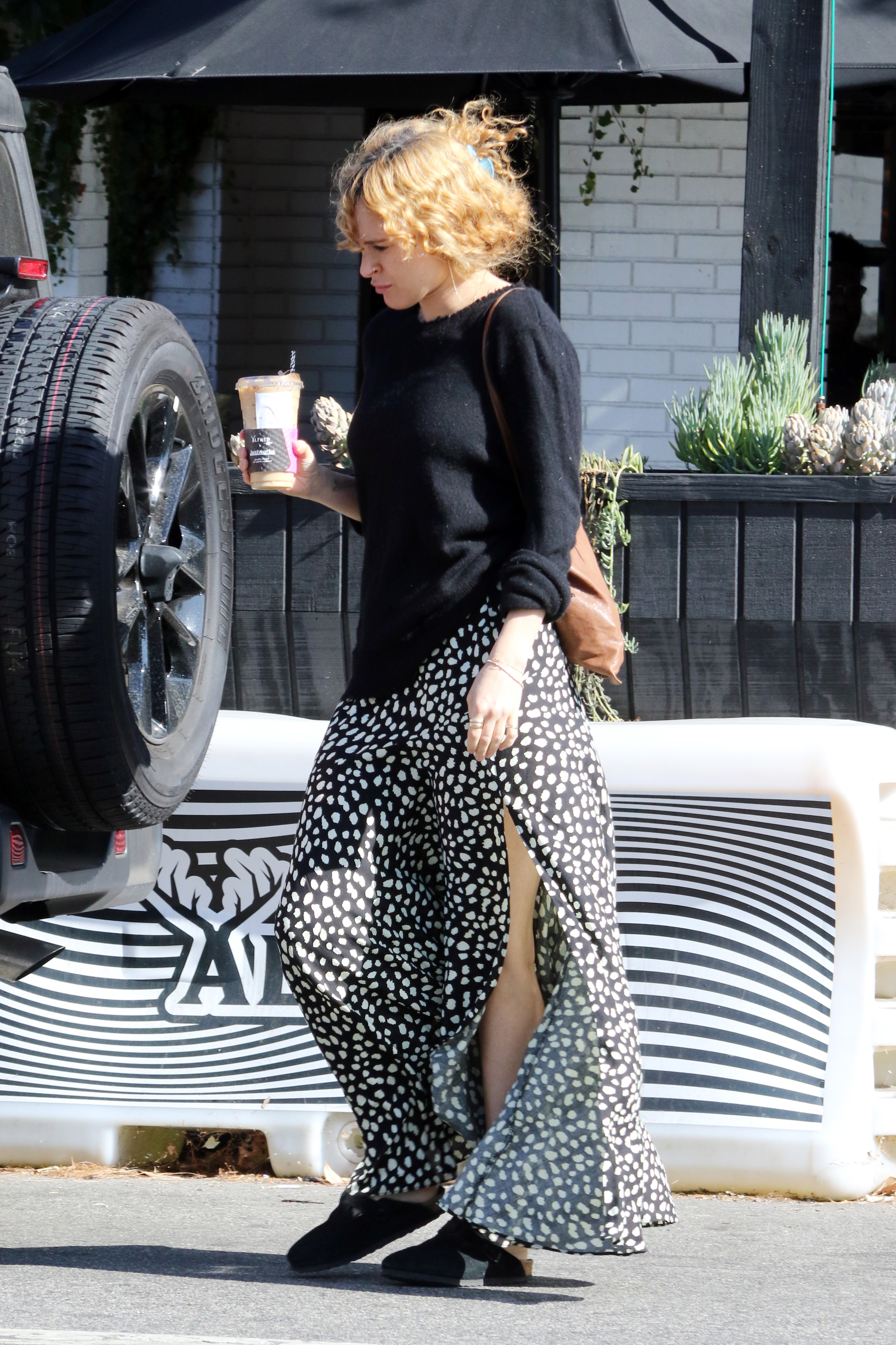 Rumer Willis es fotografiada saliendo a tomar un café helado en Los Ángeles. Rumer llevaba un suéter negro, falda estampada y sandalias Birkenstock
