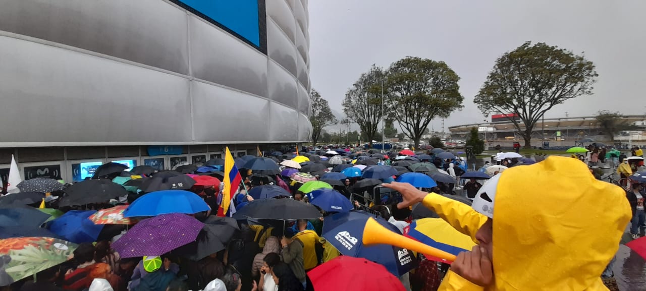 Sombrillas, banderas, vuvuzelas y festejos rodearon el Movistar Arena en la tarde de este domingo 19 de junio / (Luis Velandia)