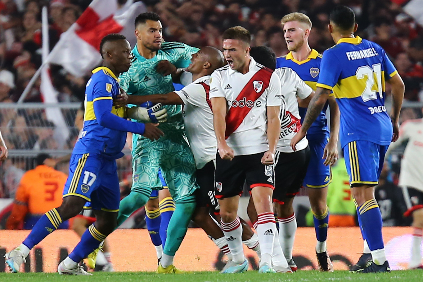 Cuadro Por Cuadro La Secuencia De La Batalla Campal En El Superclásico Entre River Y Boca Infobae 0427