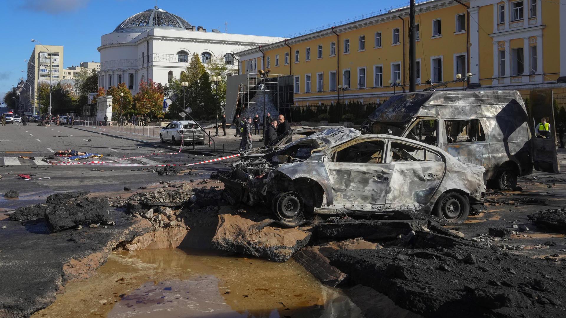 La policía inspecciona la escena del bombardeo ruso en Kiev.