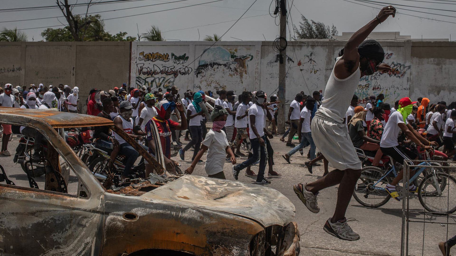 Los miembros de la pandilla G9 protestaban pacíficamente en julio en Puerto Príncipe, Haití, por el asesinato del presidente Jovenel Moïse (Victor Moriyama para The New York Times)