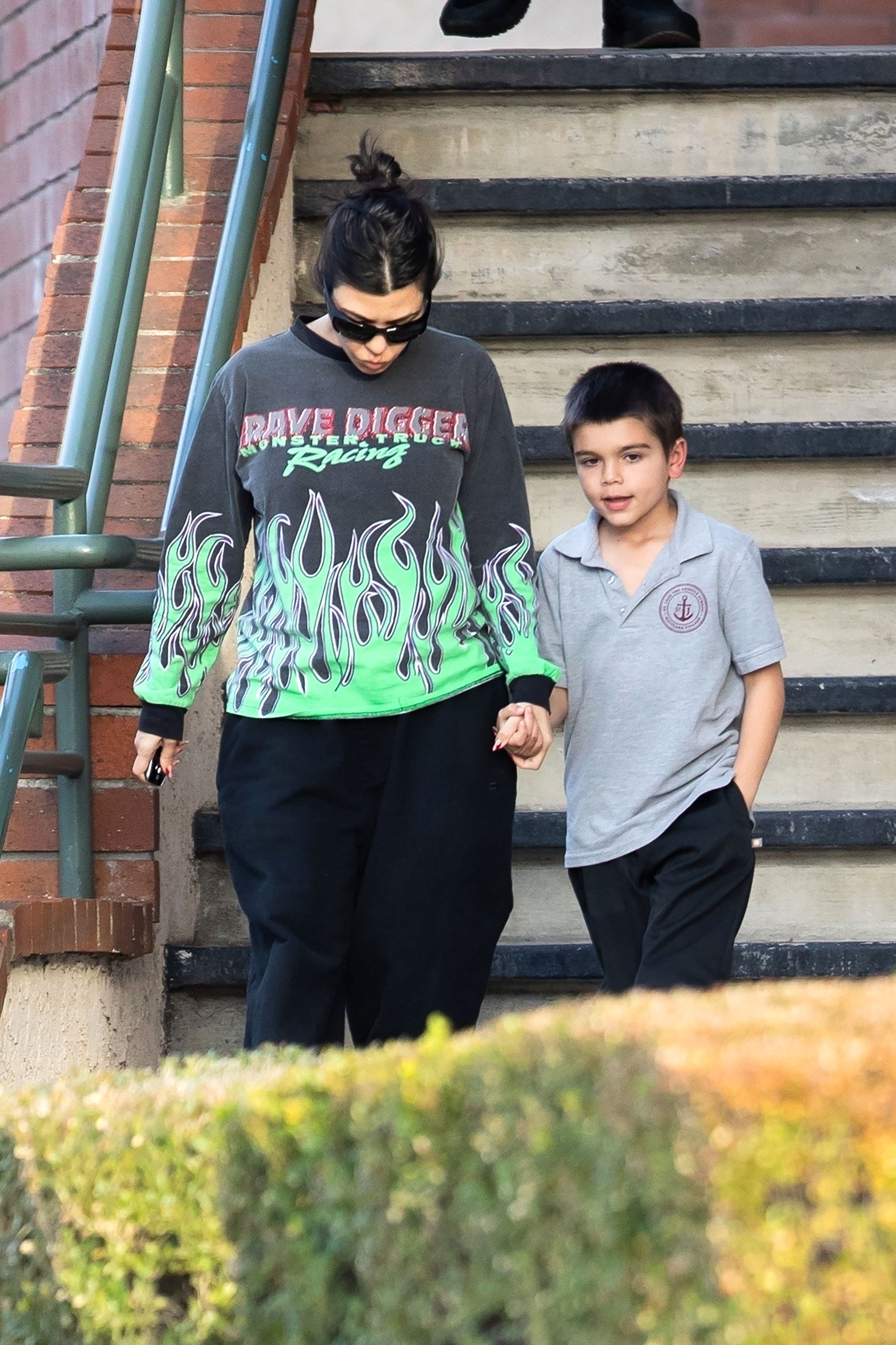 Kourtney Kardashian fue fotografiada cuando llevaba a su hijo a un control con el dentista. Vistió pantalón negro, buzo estampado y lentes de sol con el objetivo de pasar desapercibida y disfrutar de la salida familiar
