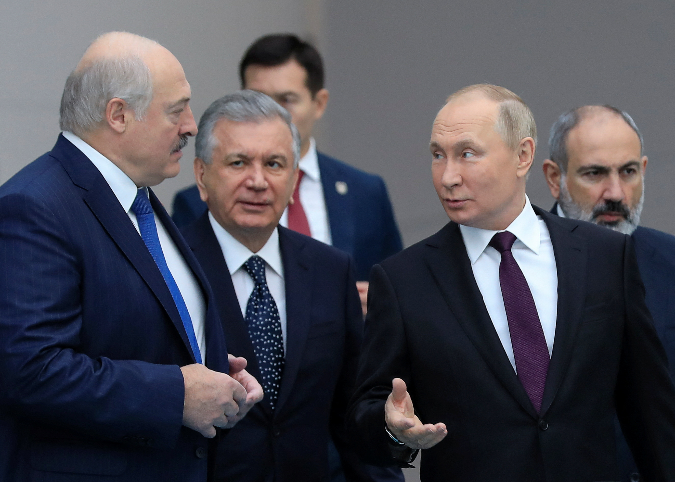 El dictador bielorruso Alexander Lukashenko, el presidente uzbeko Shavkat Mirziyoyev, el presidente ruso Vladimir Putin y el primer ministro armenio Nikol Pashinyan