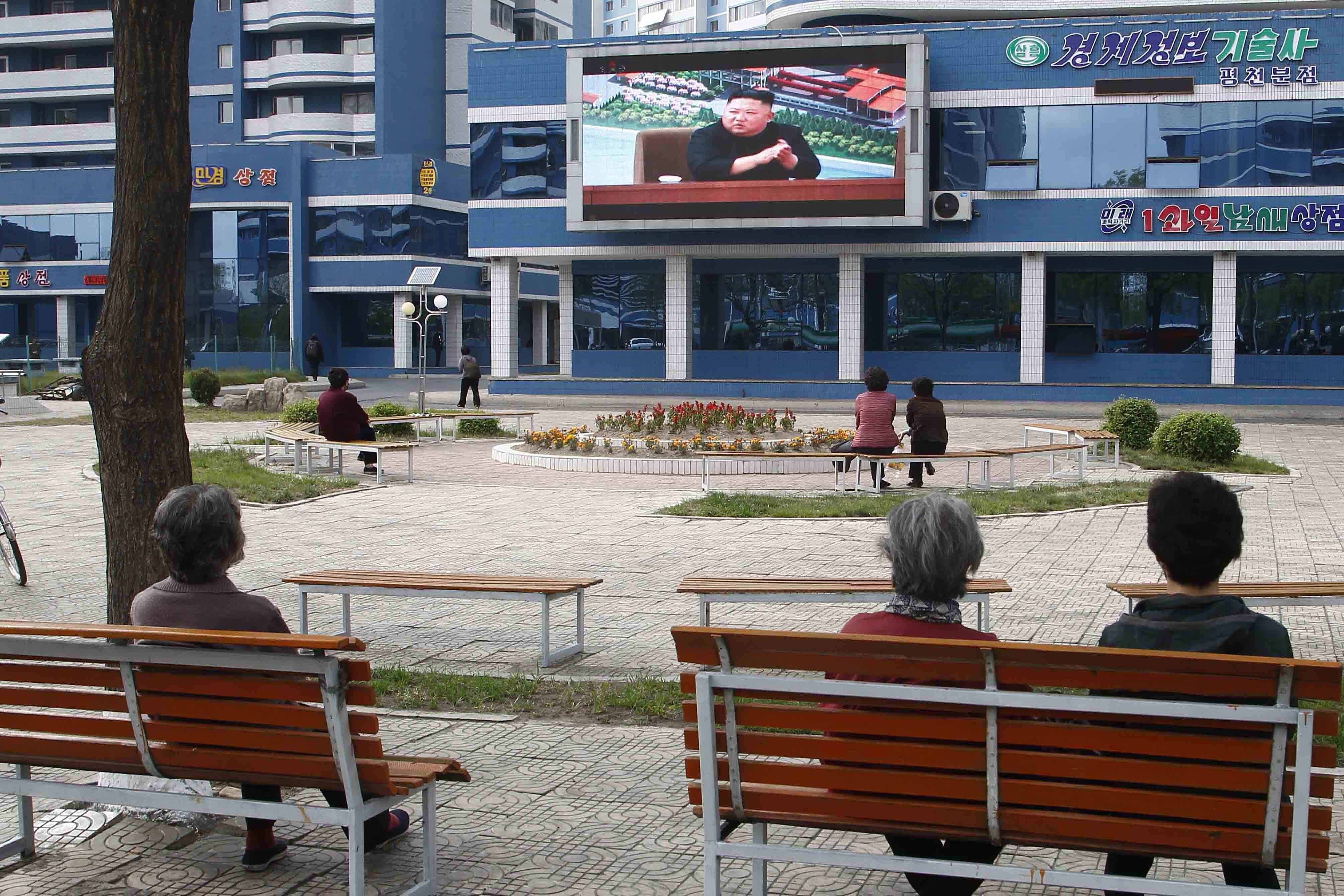 Unas personas ven noticias relacionadas con el presidente norcoreano Kim Jong Un en un parque en Pyongyang, Corea del Norte, el 2 de mayo de 2020. (AP Foto/Cha Song Ho)