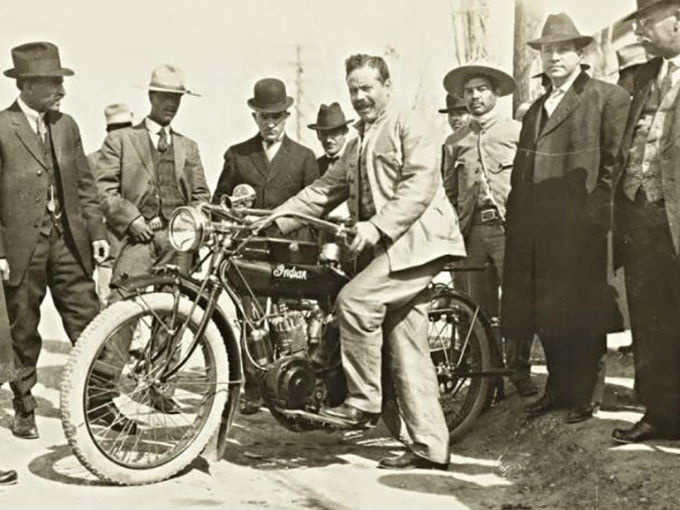 Era conocida su afición por las motocicletas Foto: Dominio público.