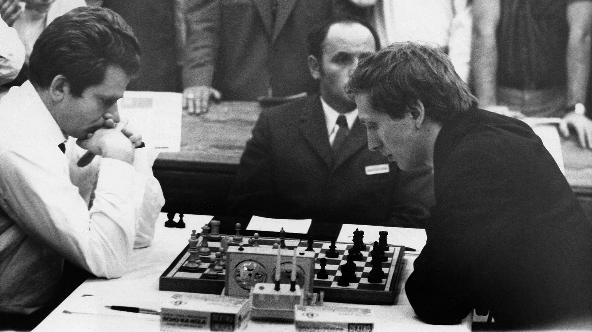 Fischer con negras, estudia el próximo paso. Uno de los asesores que tuvo en ese match fue el maestro argentino Miguel Ángel Quinteros.