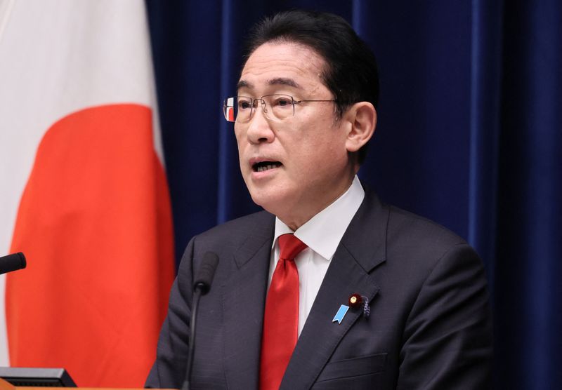 FOTO DE ARCHIVO. El primer ministro japonés, Fumio Kishida, habla en una rueda de prensa en su residencia oficial de Tokio. 17 de marzo de 2023. YOSHIKAZU TSUNO/Pool vía REUTERS