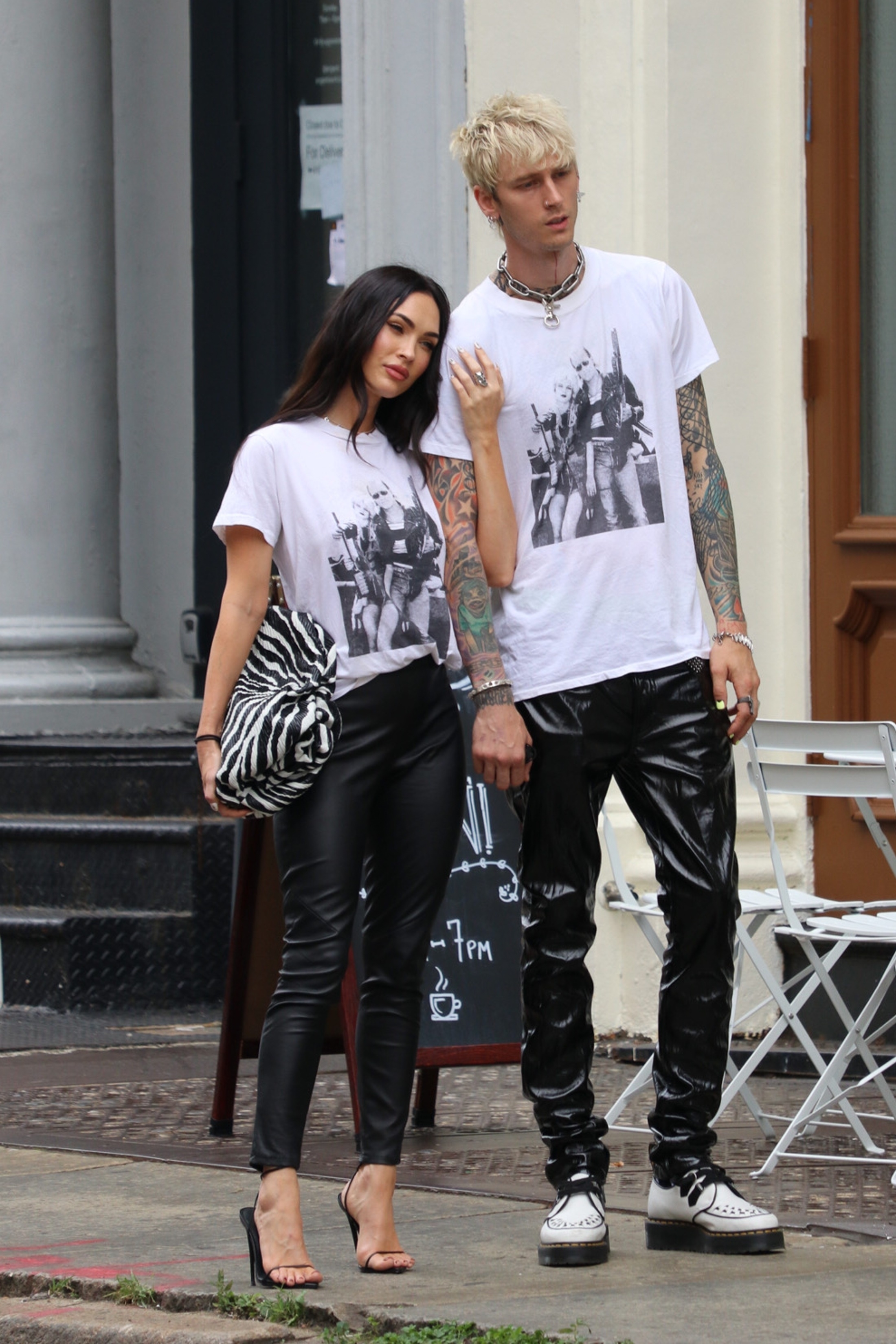 Paseo romántico. Megan Fox y Machine Gun Kelly caminaron por las calles del barrio Soho de Nueva York, en donde recorrieron algunas tiendas e hicieron compras. La pareja lució el mismo look: pantalones metalizados negros y remera con estampa