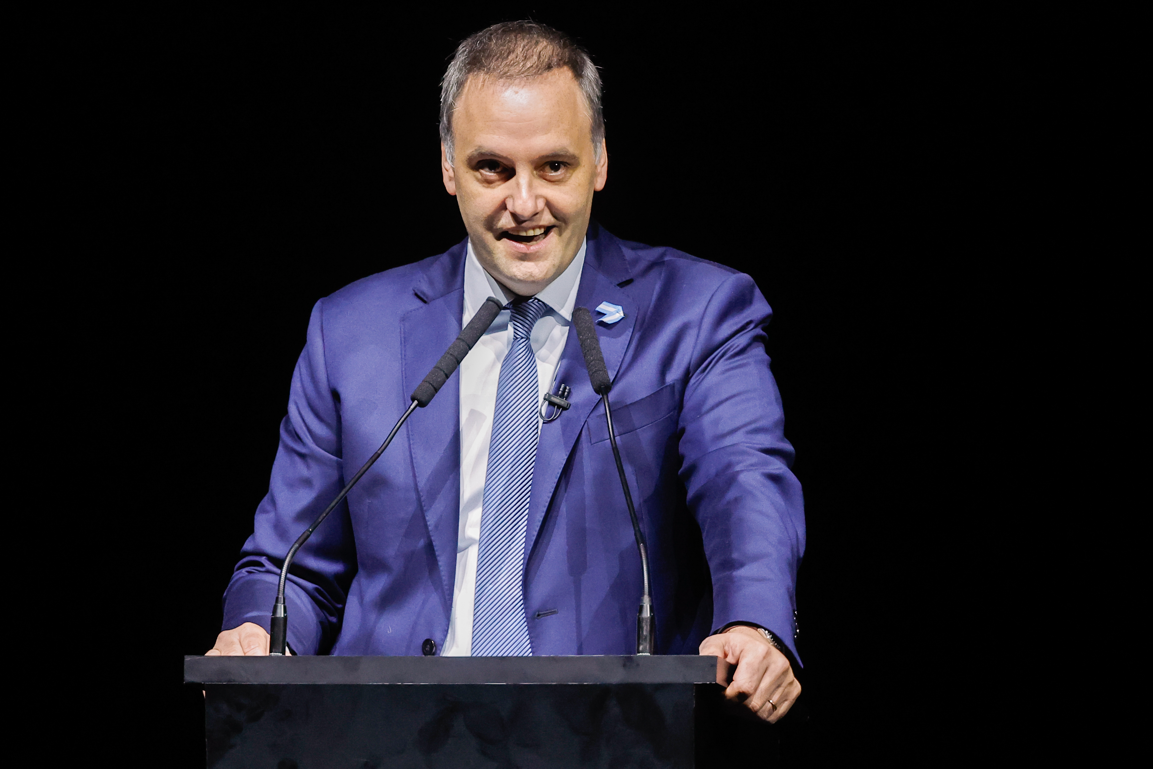 El romántico festejo del jugador argentino Nicolás Keenan tras la histórica elección que convertiría a su pareja Rob Jetten en primer ministro de Países Bajos