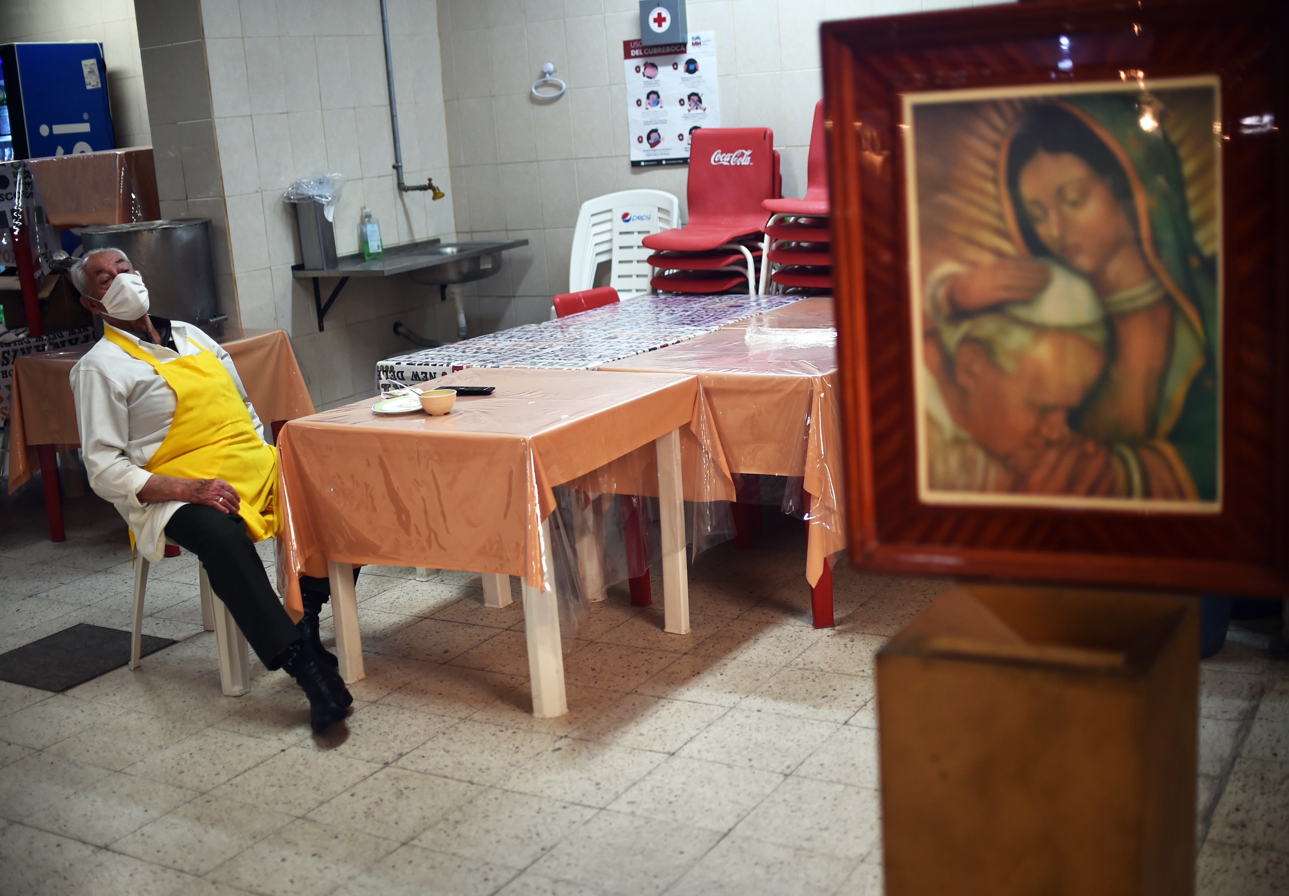 Un hombre descansa en su restaurante, que aún está cerrado, en un mercado popular en la Ciudad de México el 29 de junio de 2020. (Foto: RODRIGO ARANGUA / AFP)