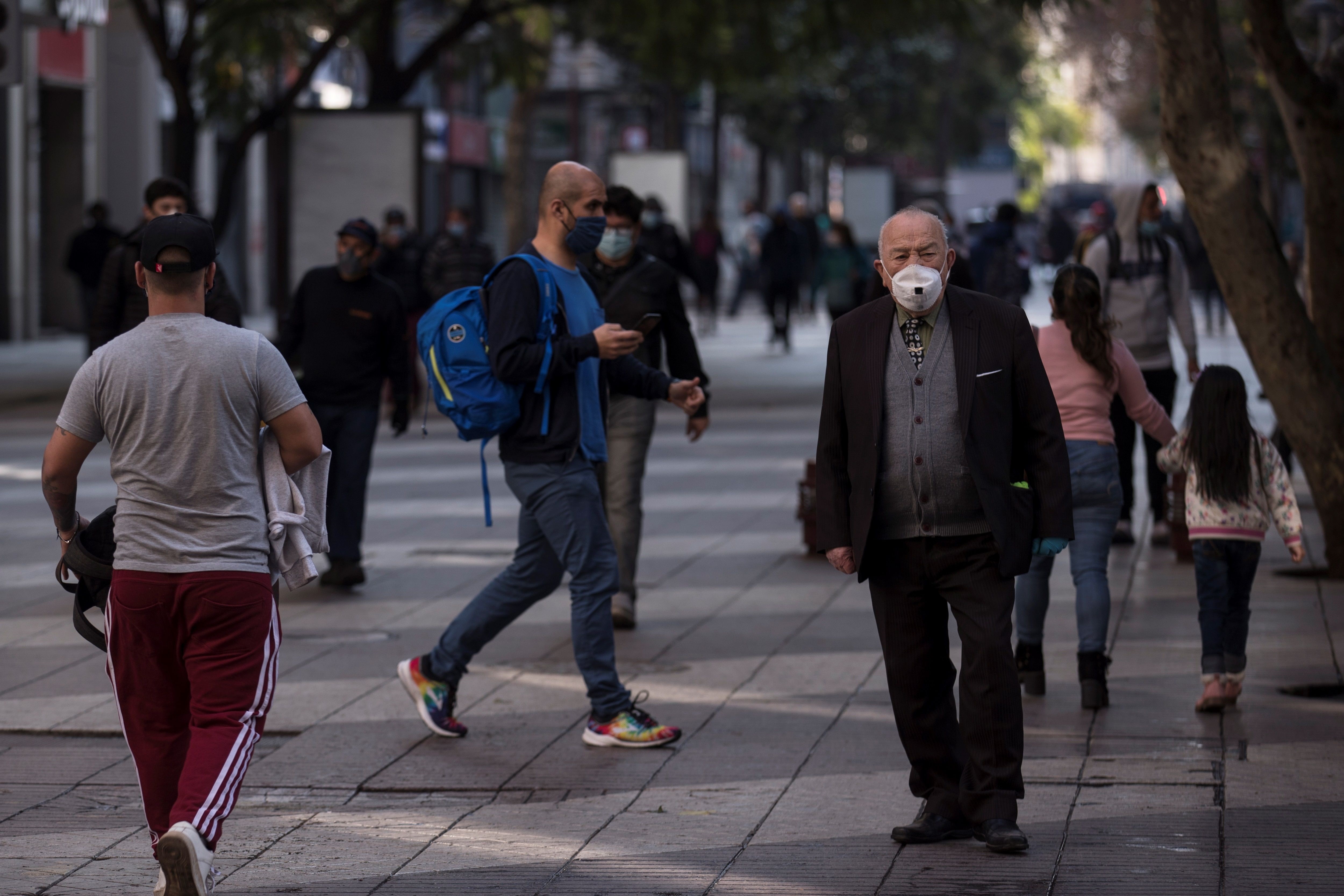 Un adulto mayor camina en Santiago, Chile (EFE/Alberto Valdés/Archivo)