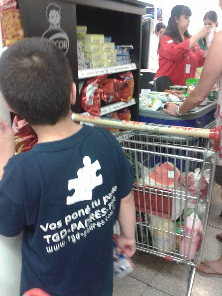Las esperas en línea de cajas suelen ser complicadas para personas con autismo (Imagen: gentileza).