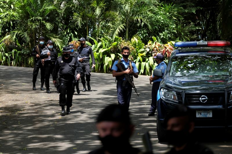 Agentes de la policía nicaragüense son fotografiados en la entrada de la casa de la líder opositora Cristiana Chamorro (REUTERS / Carlos Herrera)