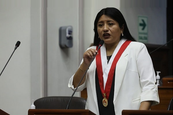 Congresista Nieves Limachi fue abucheada por un grupo de ciudadanos en Tacna 