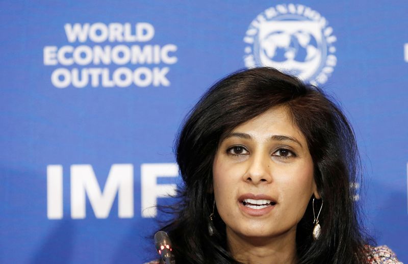 FOTO DE ARCHIVO: Gita Gopinath, economista principal del Fondo Monetario Internacional (FMI) habla durante una conferencia de prensa en Santiago, Chile,  23 de julio del  2019. REUTERS/Rodrigo Garrido