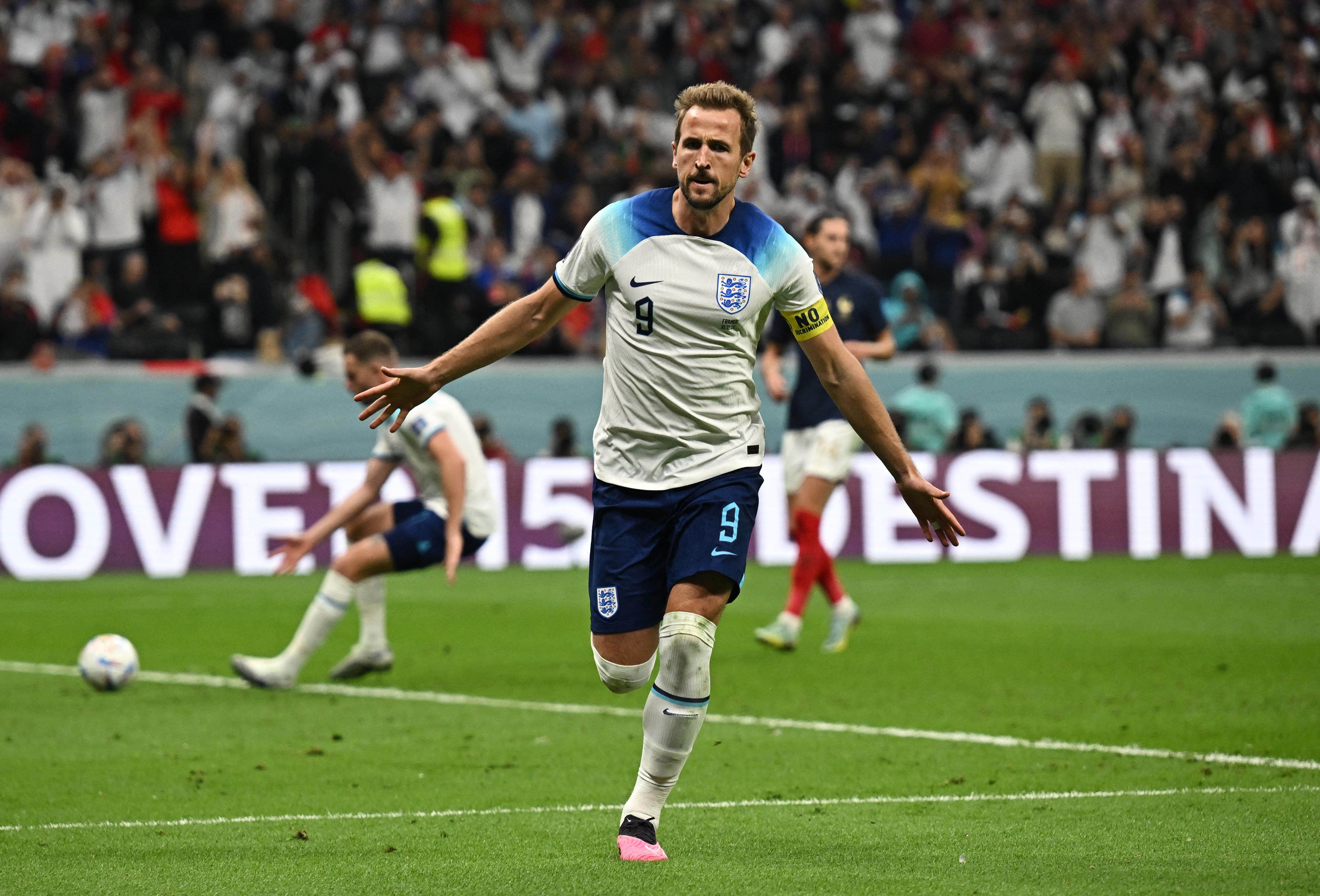 Harry Kane festeja el empate parcial de Inglaterra ante Francia tras convertir de penal (REUTERS/Dylan Martinez)