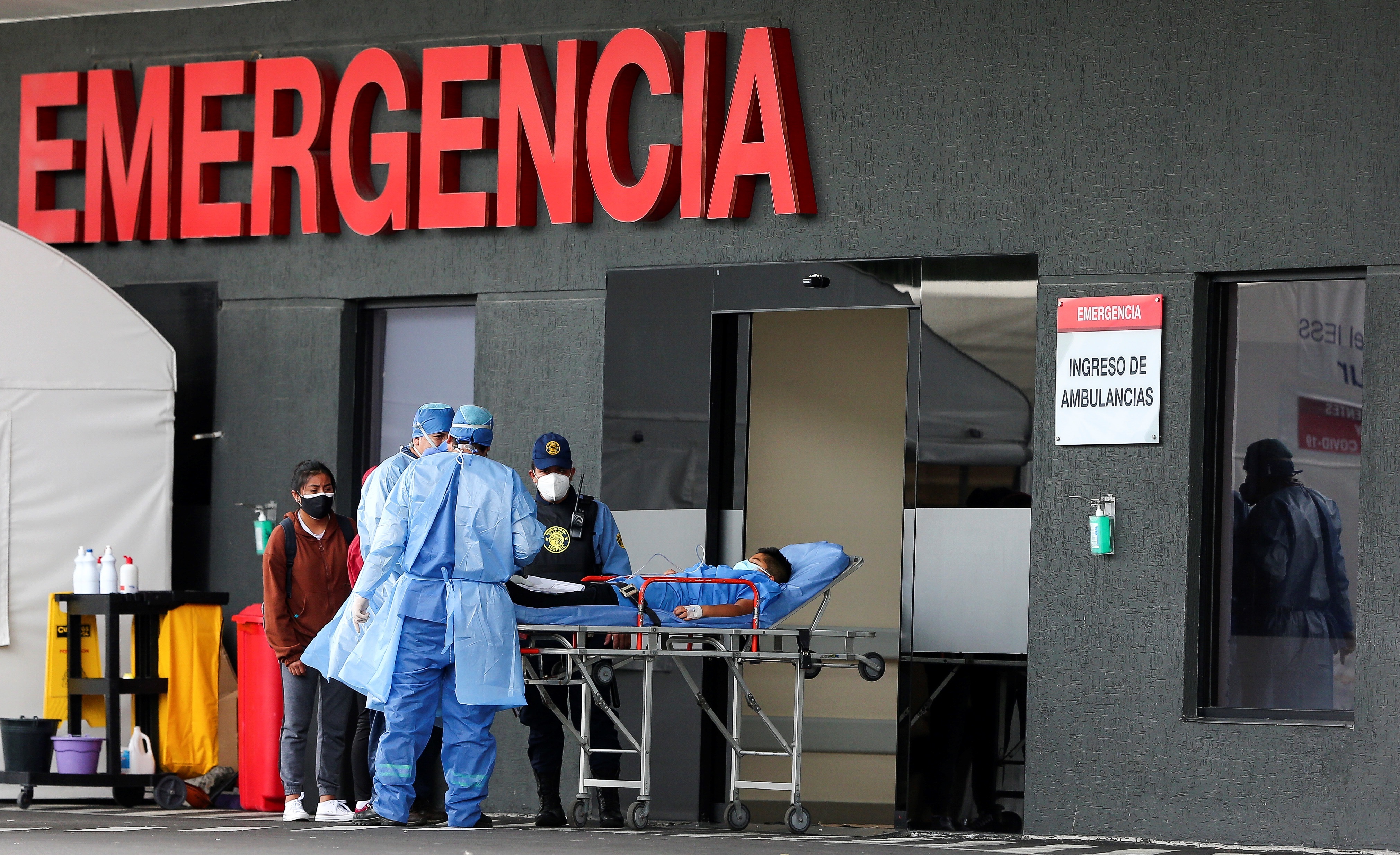 La mayoría de casos se tratan en emergencias y consulta externa, según el ministro de Salud, José Ruales. (EFE/José Jácome)
