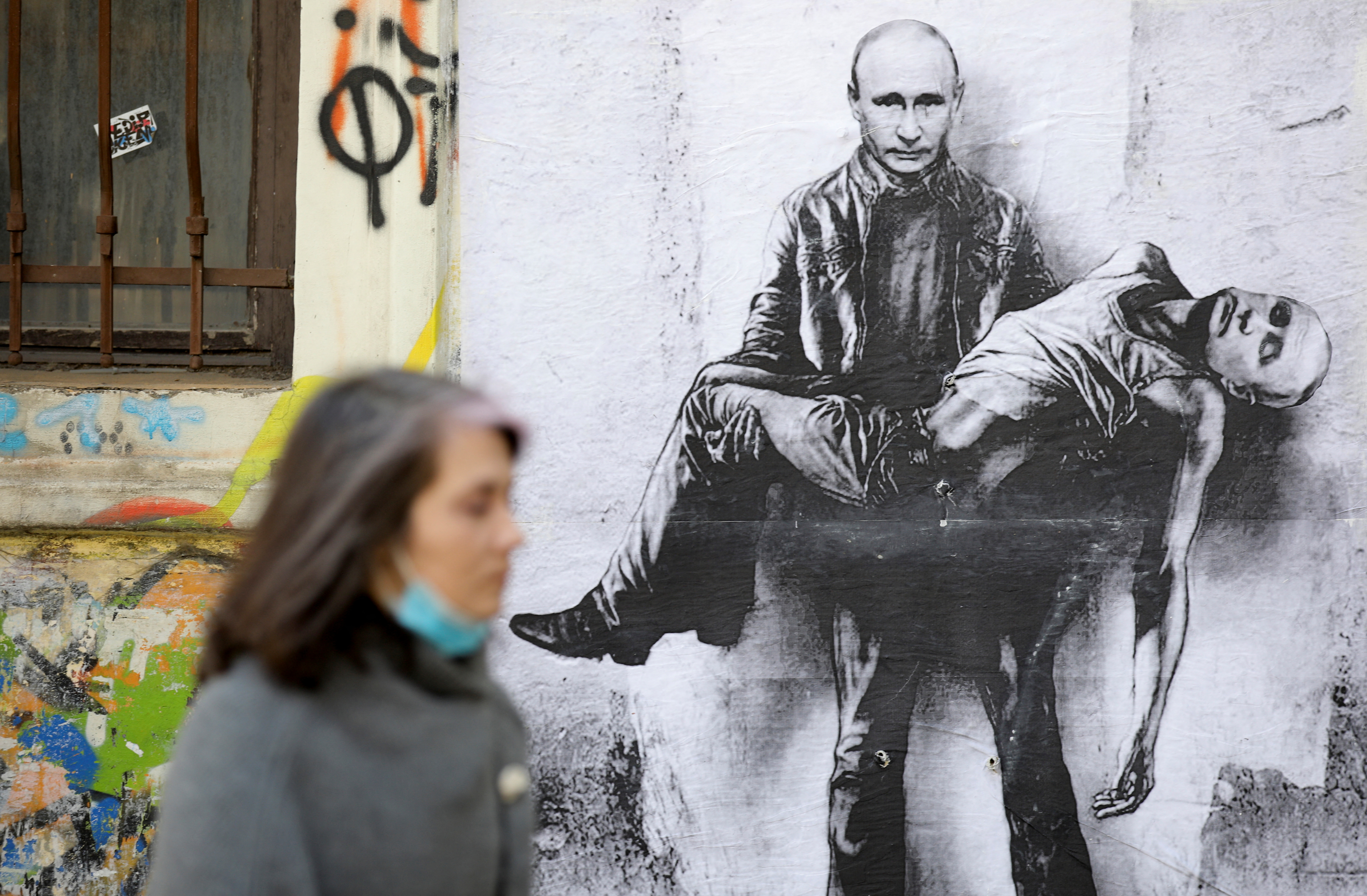 Un'interpretazione di uno street artist di Sofia, in Bulgaria, della situazione in cui si è ritrovato Vladimir Putin dopo la mancata presa di Kiev.  Fotografia: Spasiana Sergeeva/Reuters  