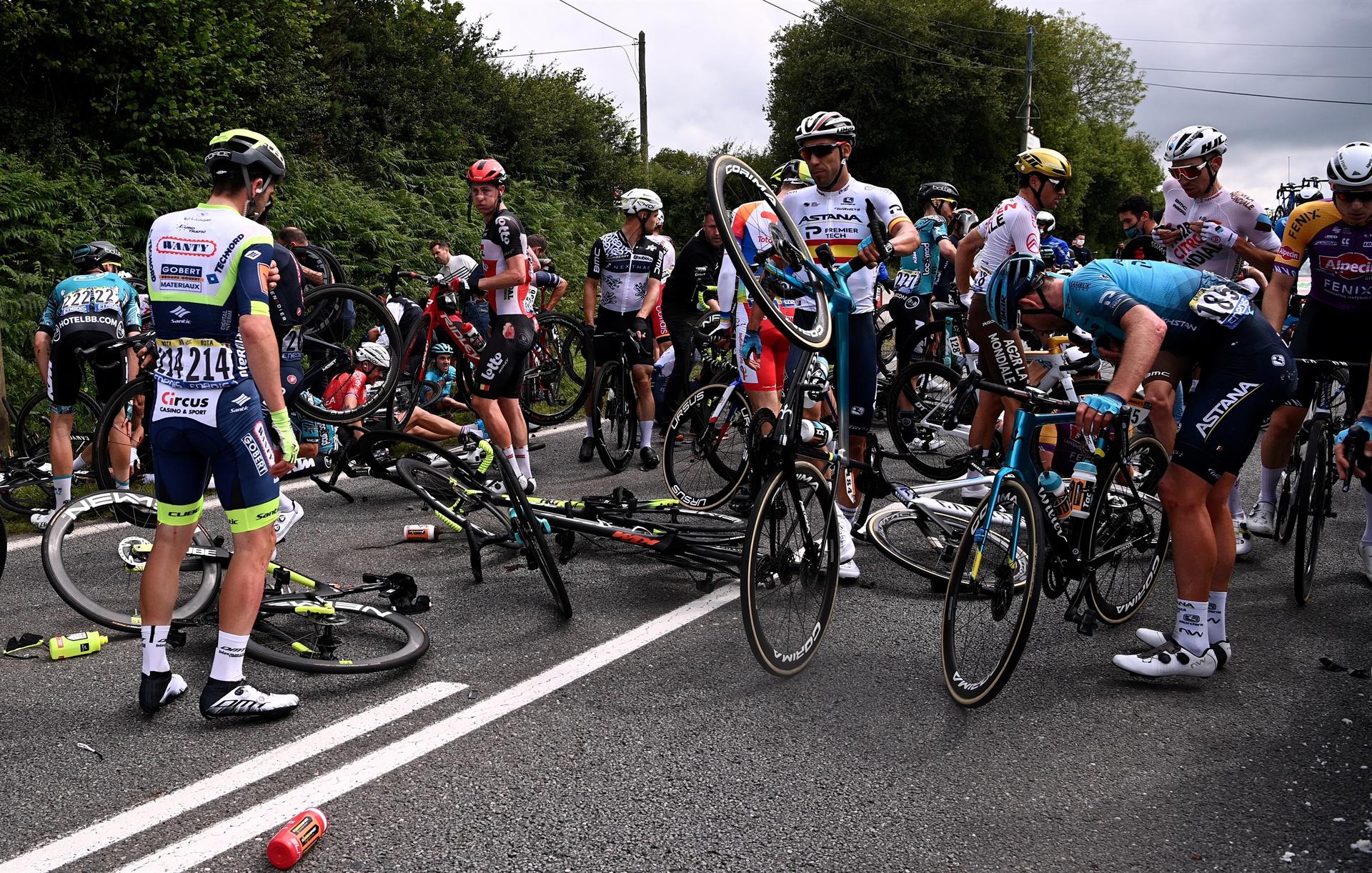 Las impactantes fotos del masivo accidente por culpa de una fanática en la primera etapa del Tour de Francia - Infobae