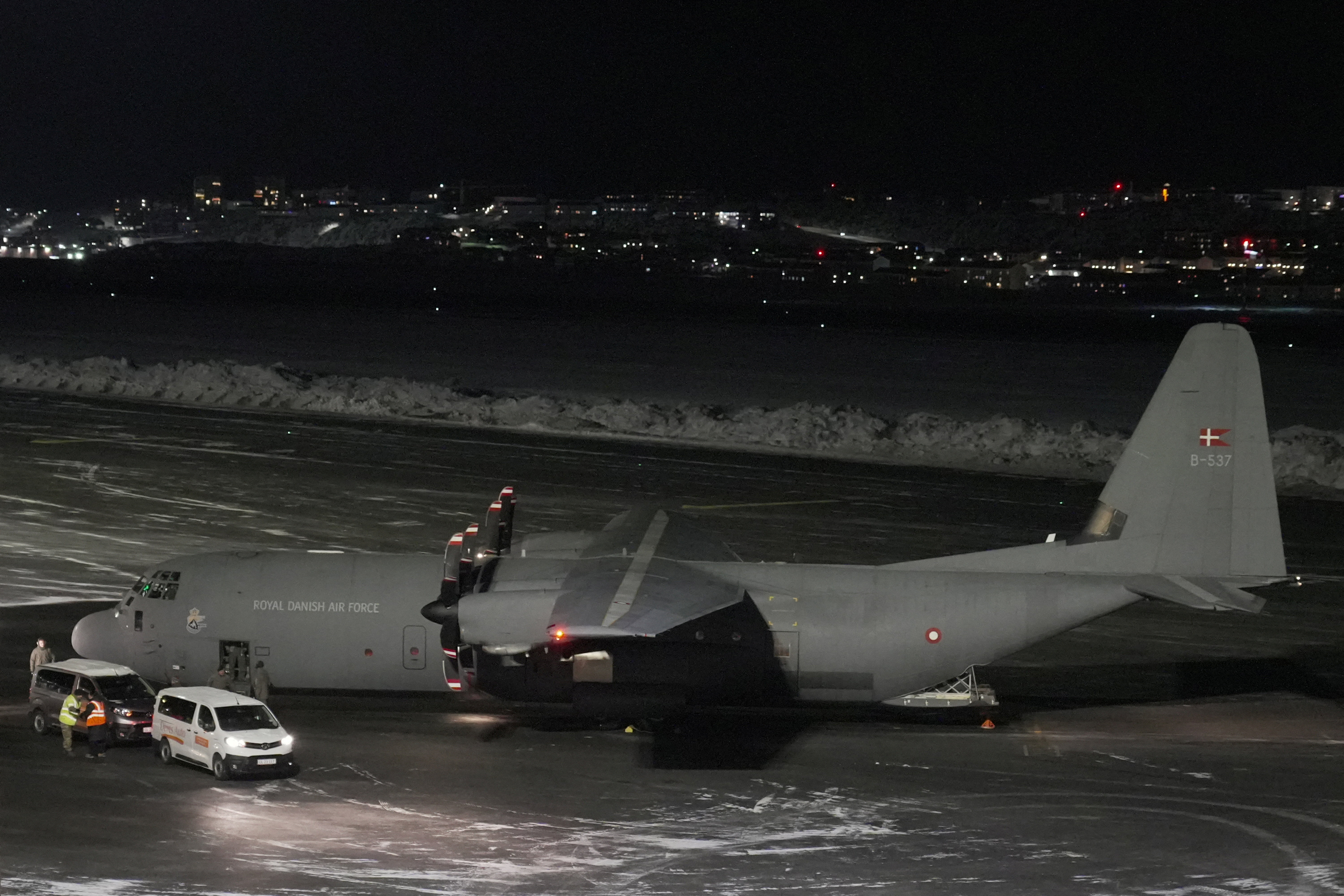 Video: iba rápido, chocó contra un auto y atropelló a un cartonero