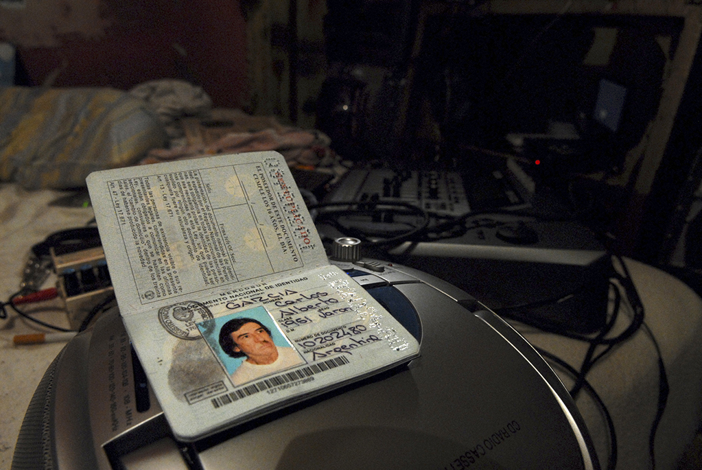 El pasaporte de Carlos Alberto García Moreno, Charly. Conoció a la madre de su hijo Miguel antes de triunfar con Sui Géneris. Se fueron a vivir a una pensión
