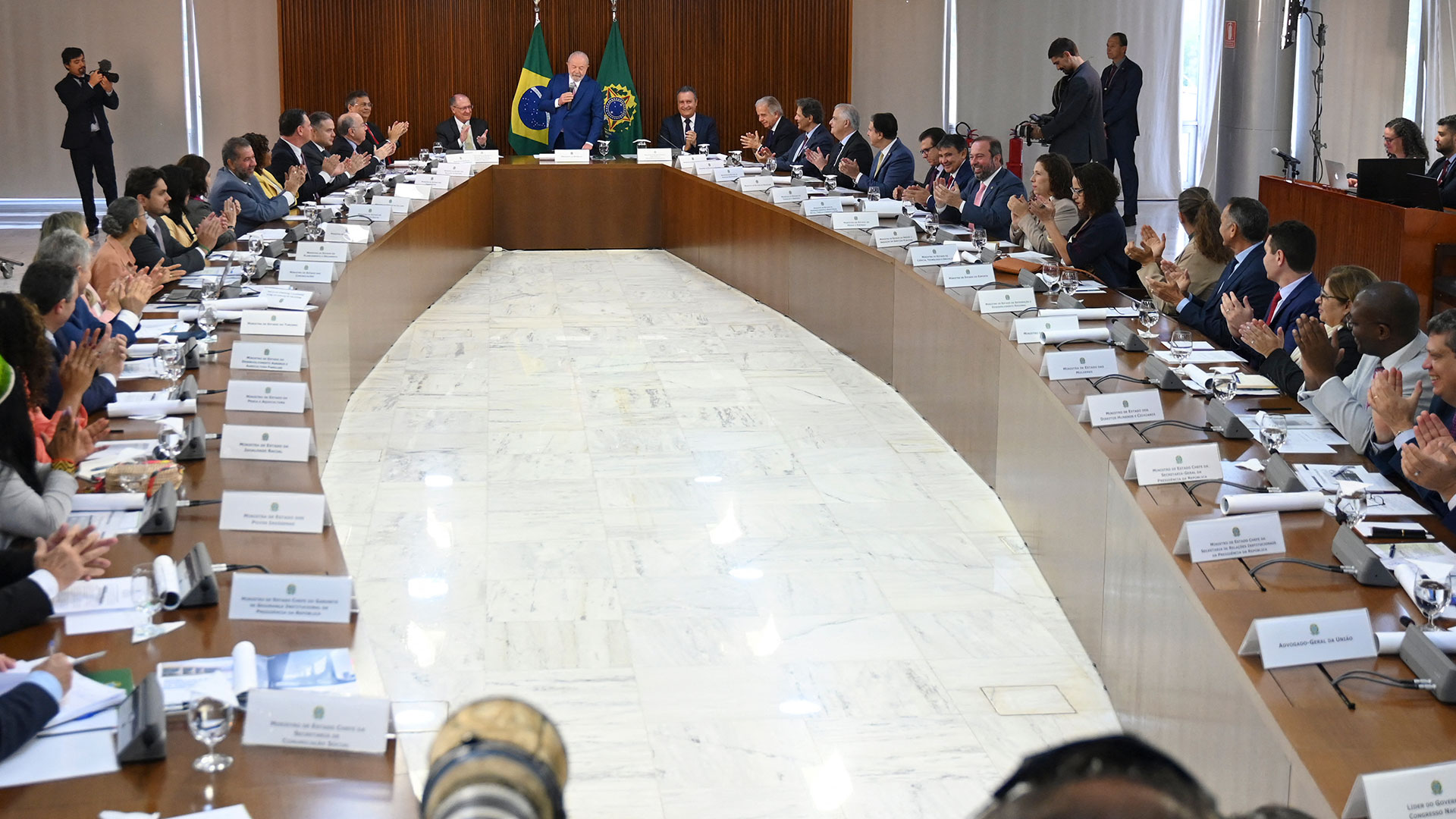 El presidente de Brasil, Luiz Inacio Lula da Silva, habla durante la primera reunión de gabinete de su gobierno en el Palacio Planalto en Brasilia el 6 de diciembre de 2023. (EVARISTO SA/AFP)