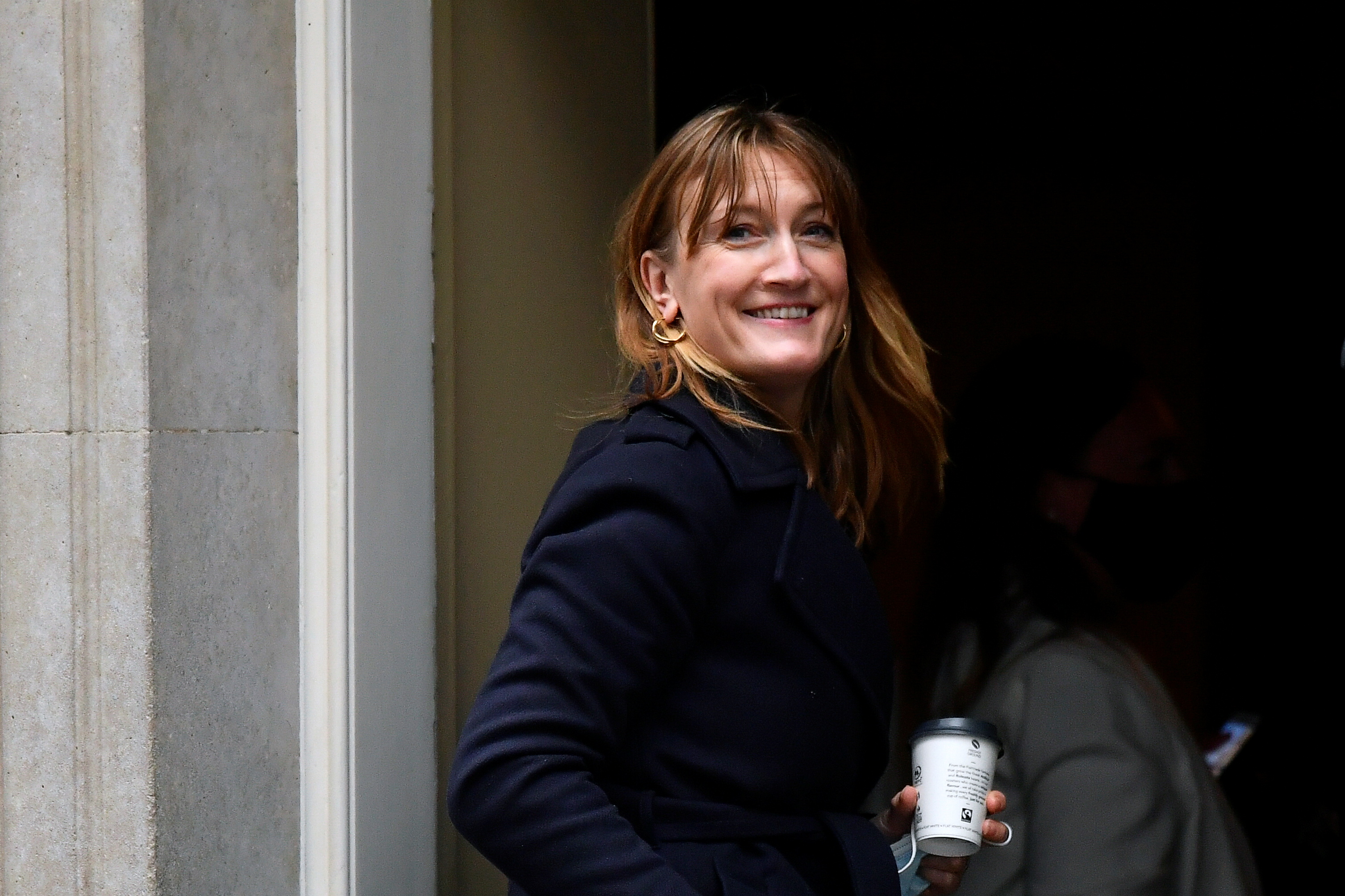 La ex portavoz del gobierno de Johnson Allegra Stratton al llegar a Downing Street en 2020 (REUTERS/Toby Melville)