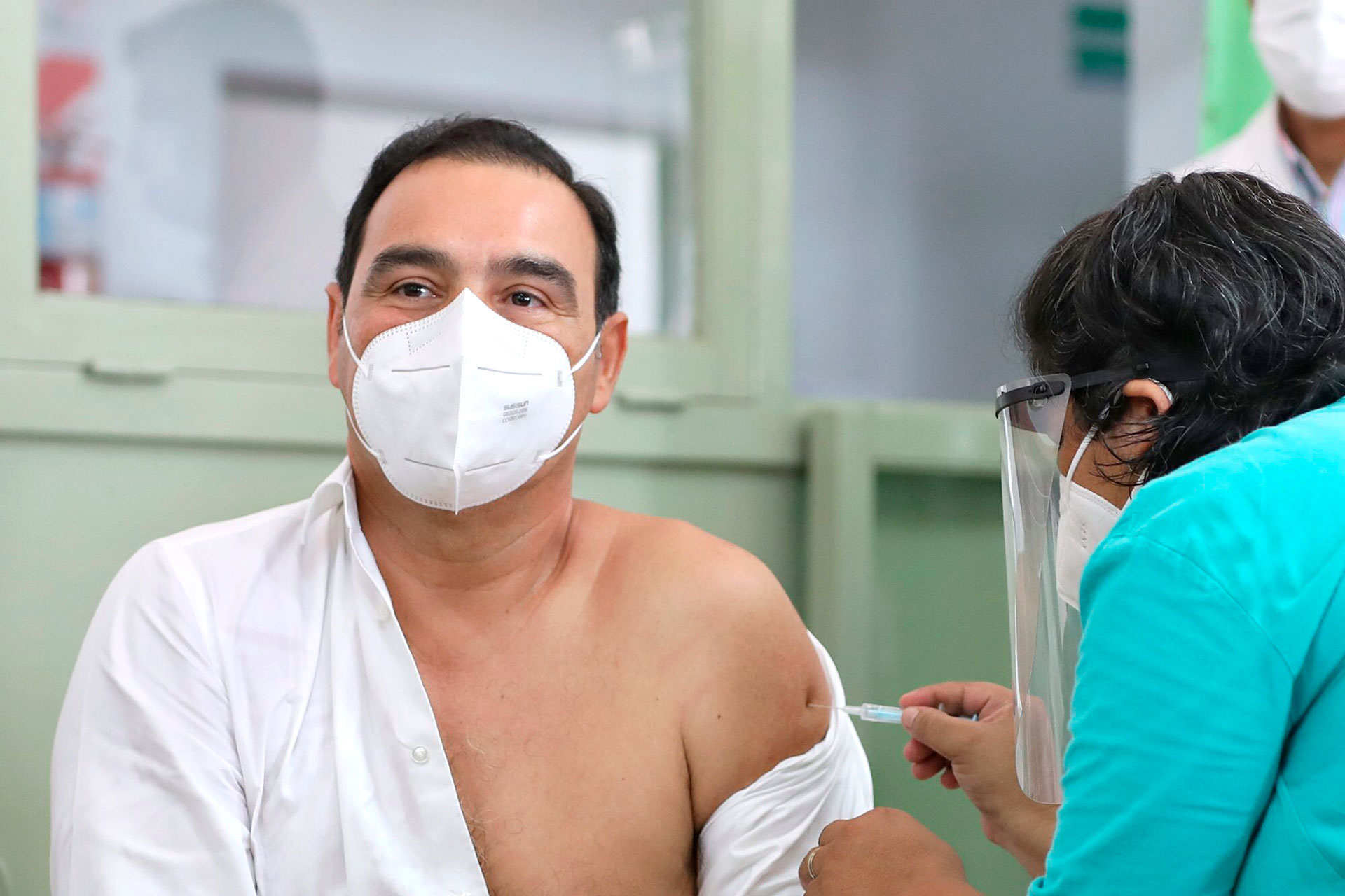 El gobernador de Corrientes, Gustavo Valdés, al momento de recibir la vacuna (@gustavovaldesok)