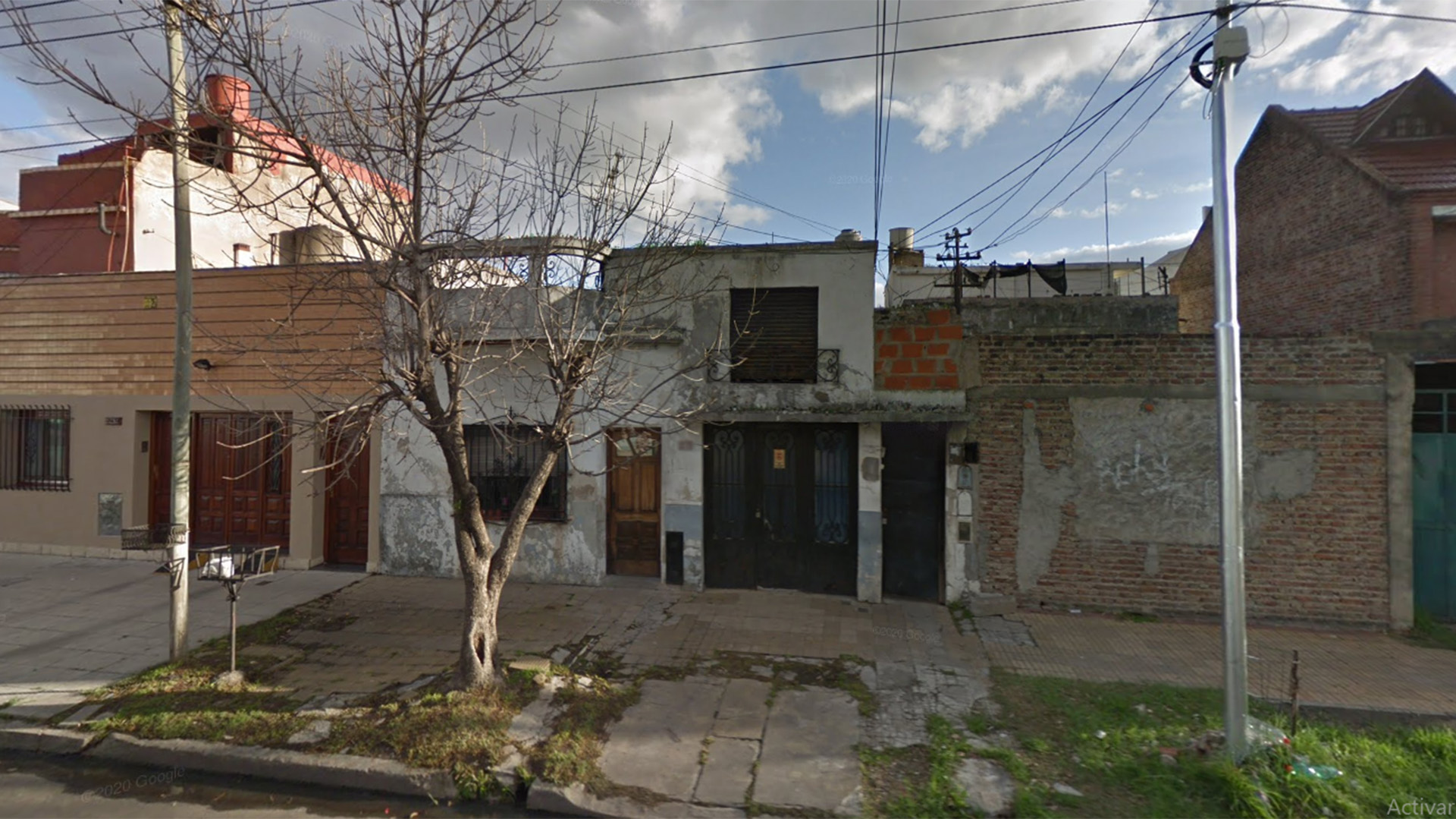 La casa de la calle Erezcano, en Valentín Alsina, donde Mariño agredió a su mujer, que fue defendida por su hijastro