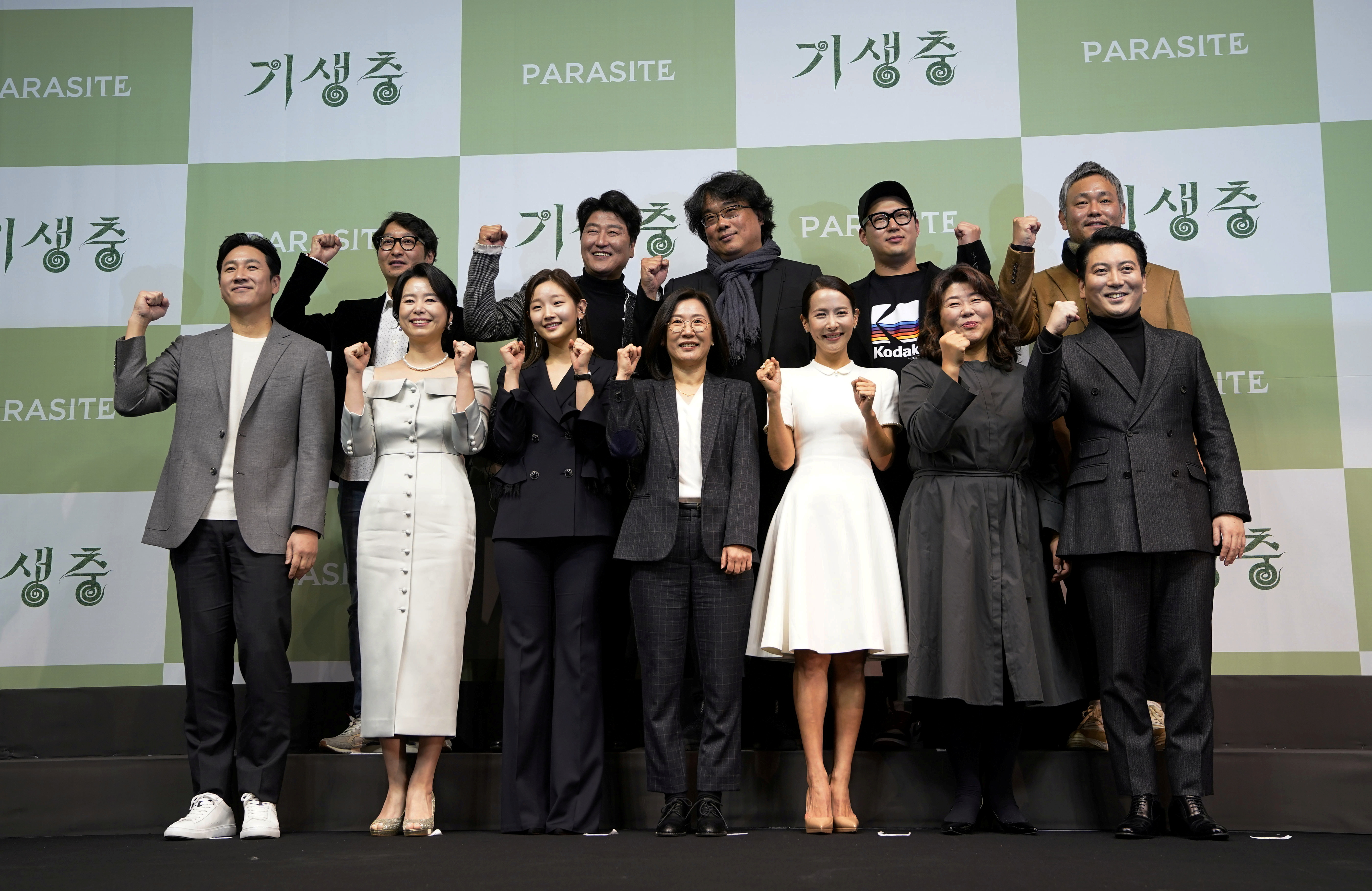El elenco de 'Parasite' y el director Bong Joon-ho posan para fotografías durante una conferencia de prensa en Seúl en 2020. REUTERS/Kim Hong-Ji/File Photo
