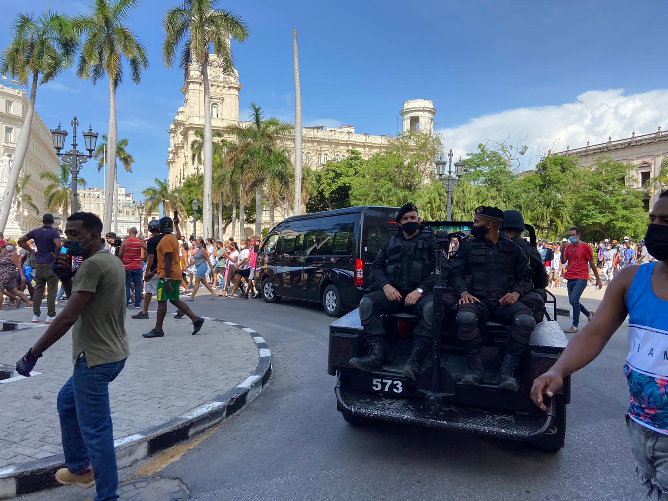 Policías controlan el espacio público en La Habana (Foto: Reuters)