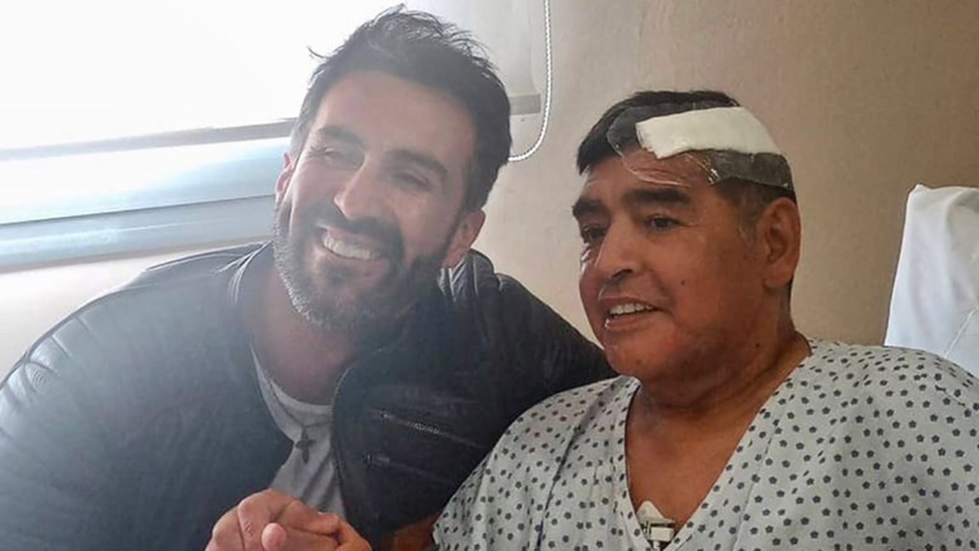 Diego Maradona y el médico Leopoldo Luque después de la operación en la cabeza