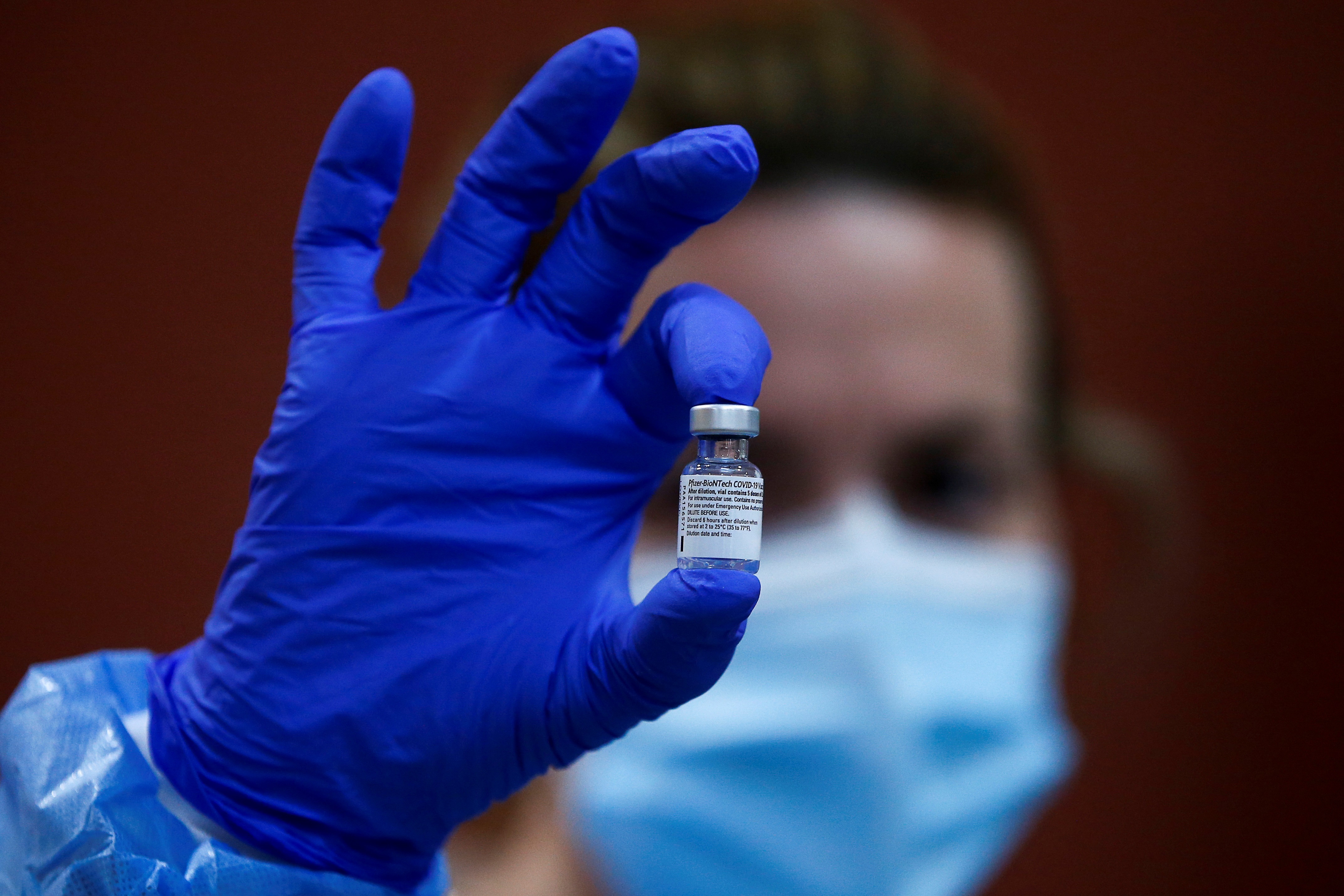 Personal sanitario prepara una vacuna de Pfizer. EFE/Quique Garcia/Archivo
