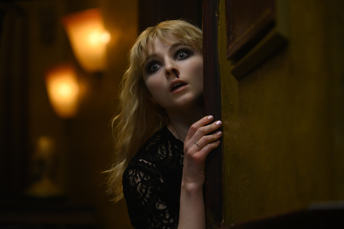Thomasin Mckenzie en una de las escalofriantes escenas de "El misterio de Soho". (Universal Pictures)