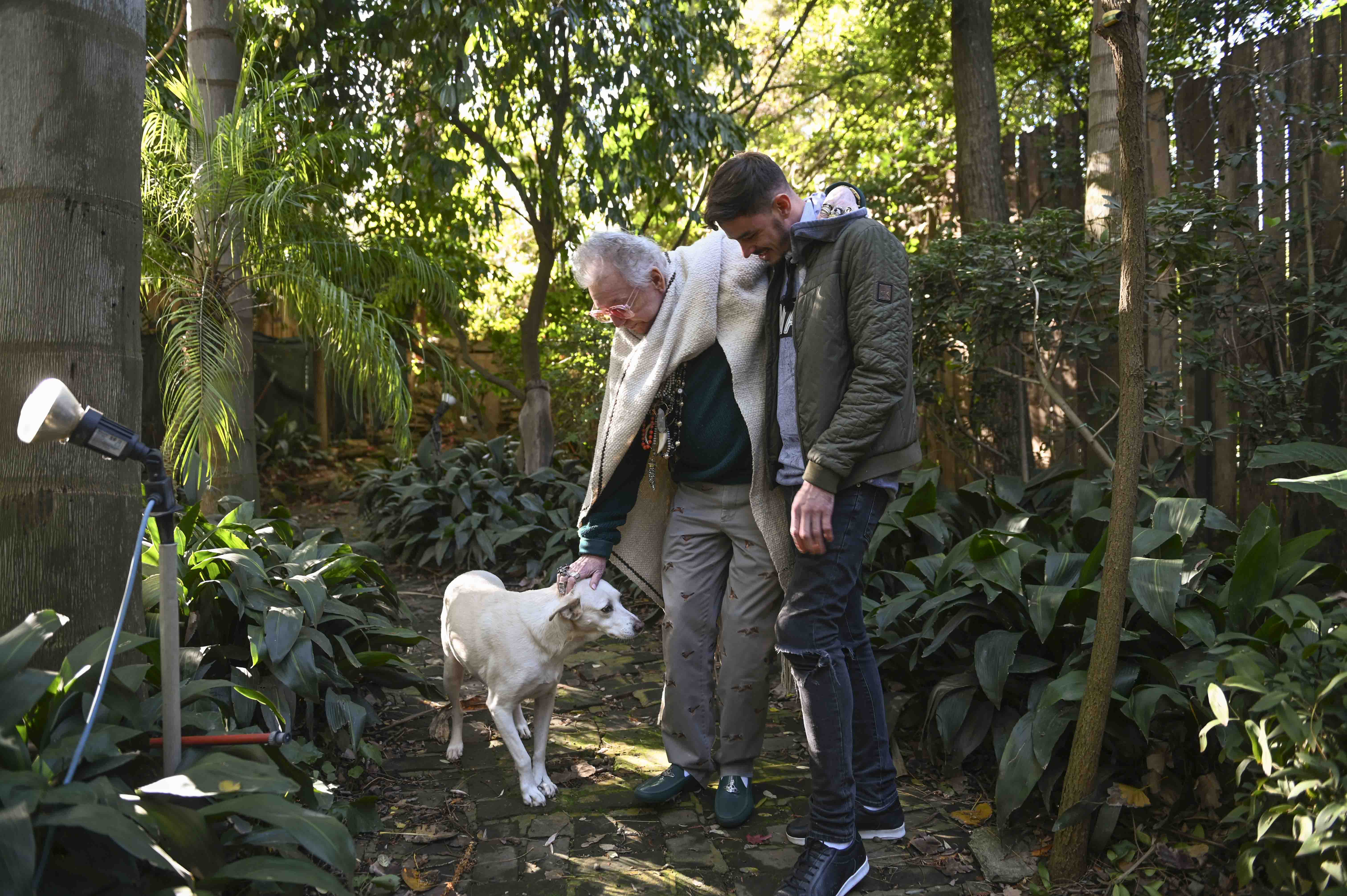 Pepe Cibrián con Nahuel y una de sus mascotas, en el jardín de su casa (Foto: Gastón Taylor)