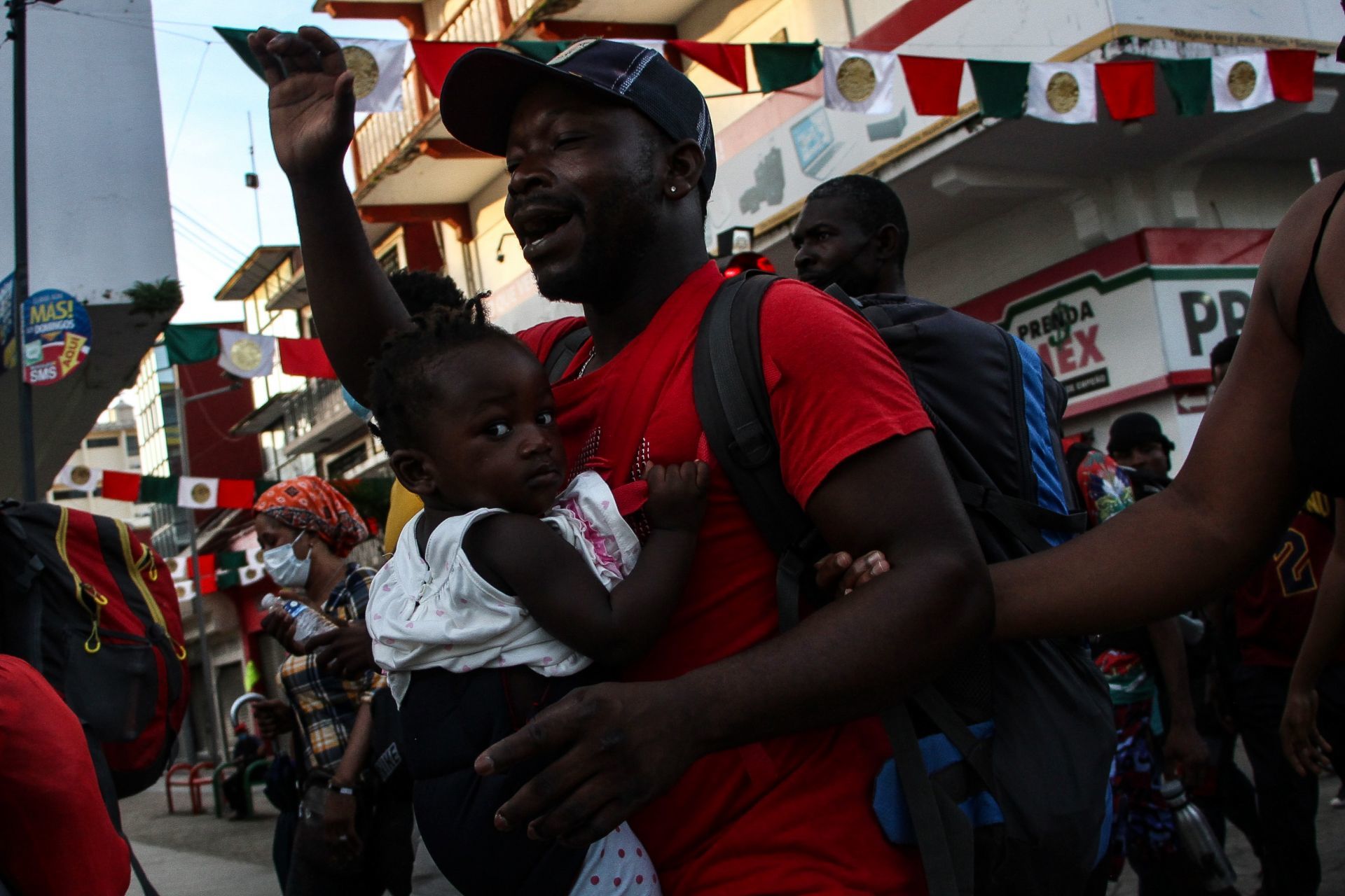 TAPACHULA, CHIAPAS, 04SEPTIEMBRE2021.- Al menos 300 migrantes salieron esta mañana de Tapachula específicamente de la plaza central camino al municipio de Huixtla. Los migrantes pretenden cruzar nuestro país en busca de llegar a la frontera norte .
ROGELIO MORALES /CUARTOSCURO