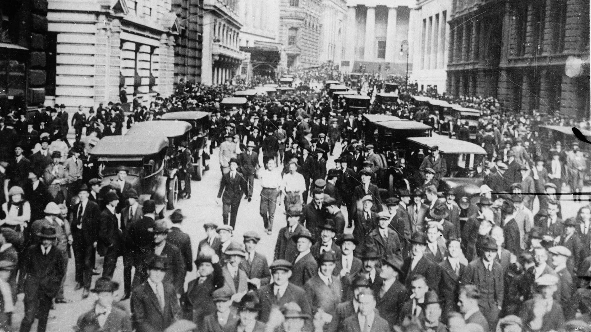 Miles de personas expectantes frente a la Bolsa de NY en lo que se llamó el "Jueves Negro" (24 de octubre de 1929) (Photo by Imagno/Getty Images) 