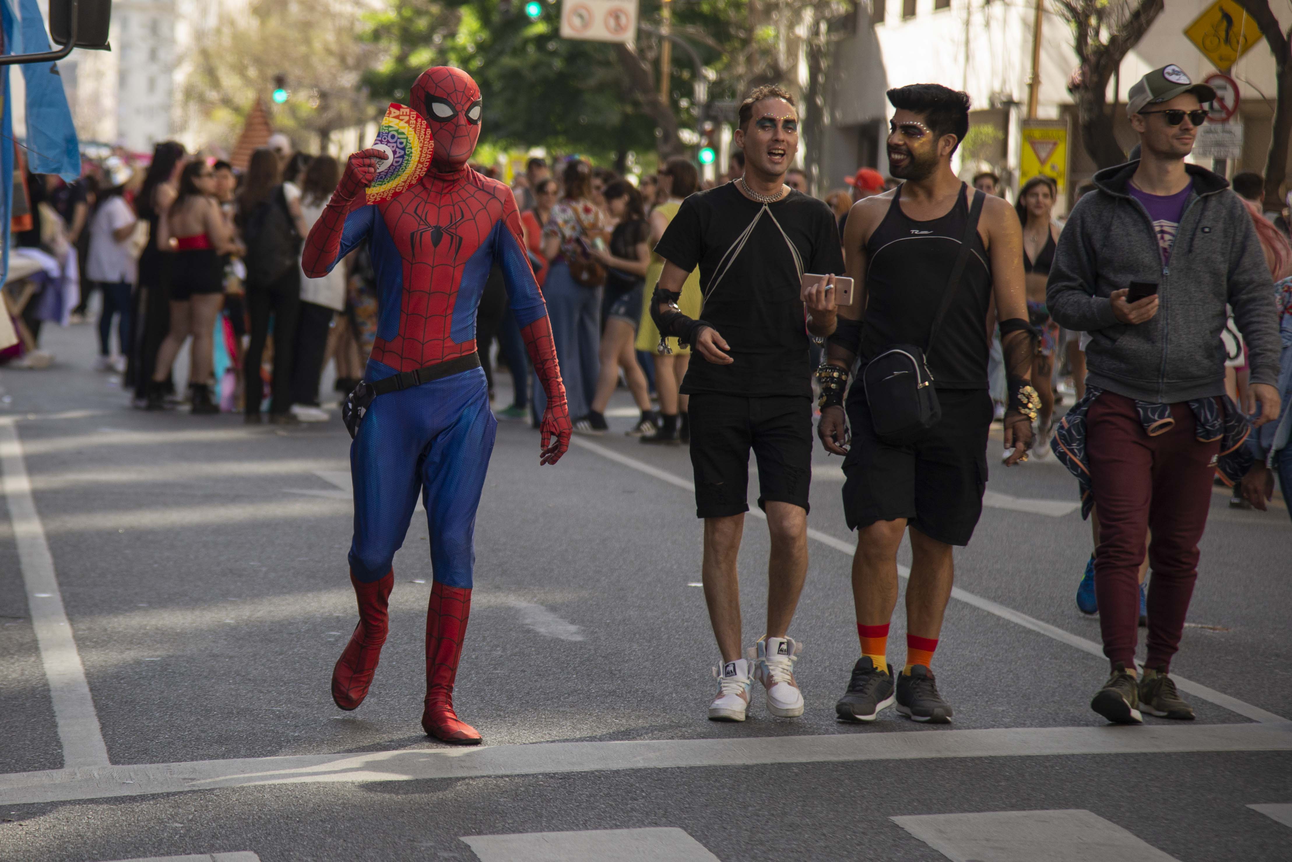 Uno de los que dijo presente llevó el traje de Spiderman y caminó junto a la multitud por Avenida de Mayo hacia el Congreso Nacional (Crédito: Cecilia Frenkel)