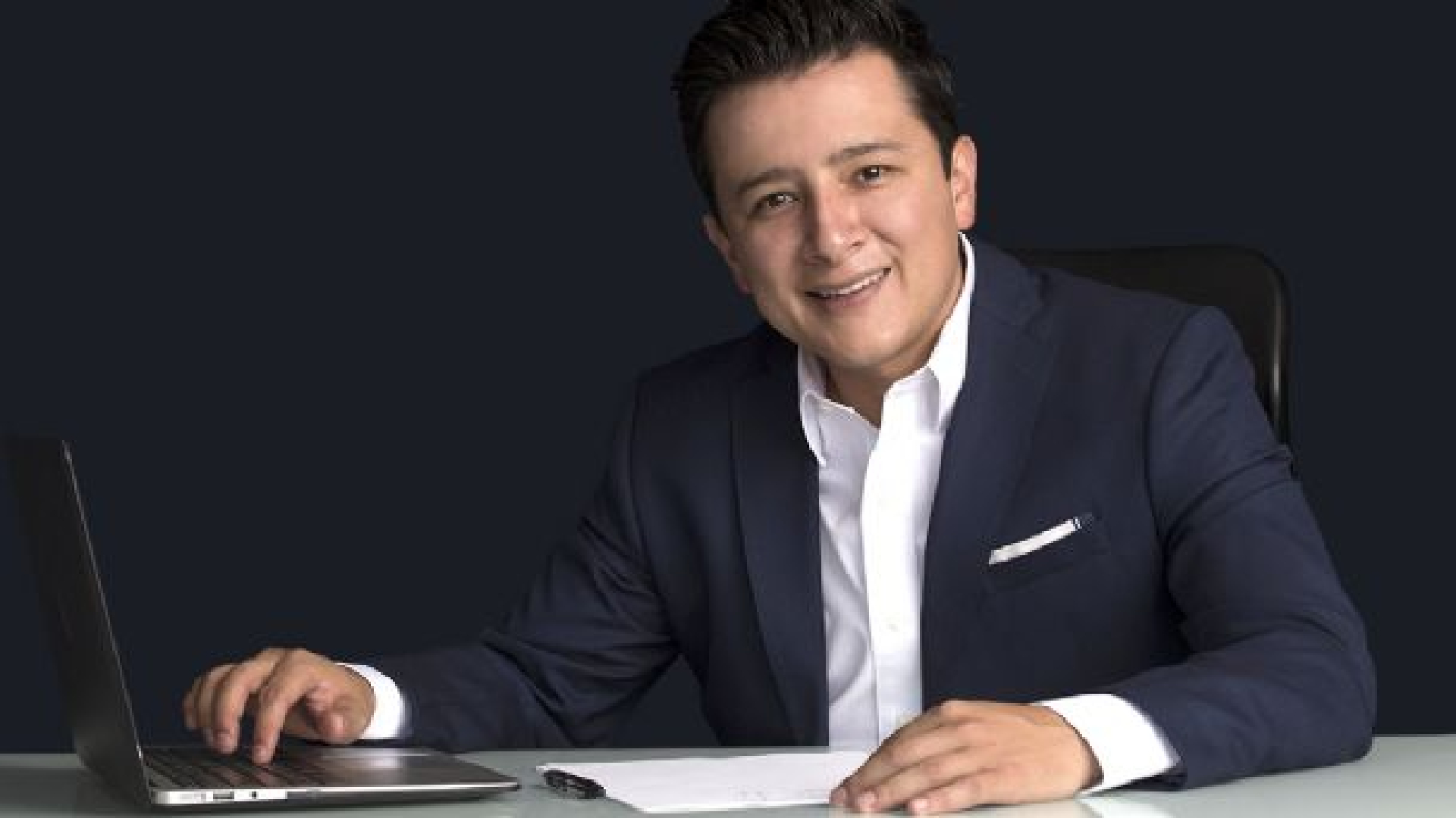 Jorge Alberto Romero Vázquez, diputado del PAN, fue vuelto a ser señalado por violar a una joven(Foto: Twitter / @JorgeKrasno / @AndreyGM_Online)