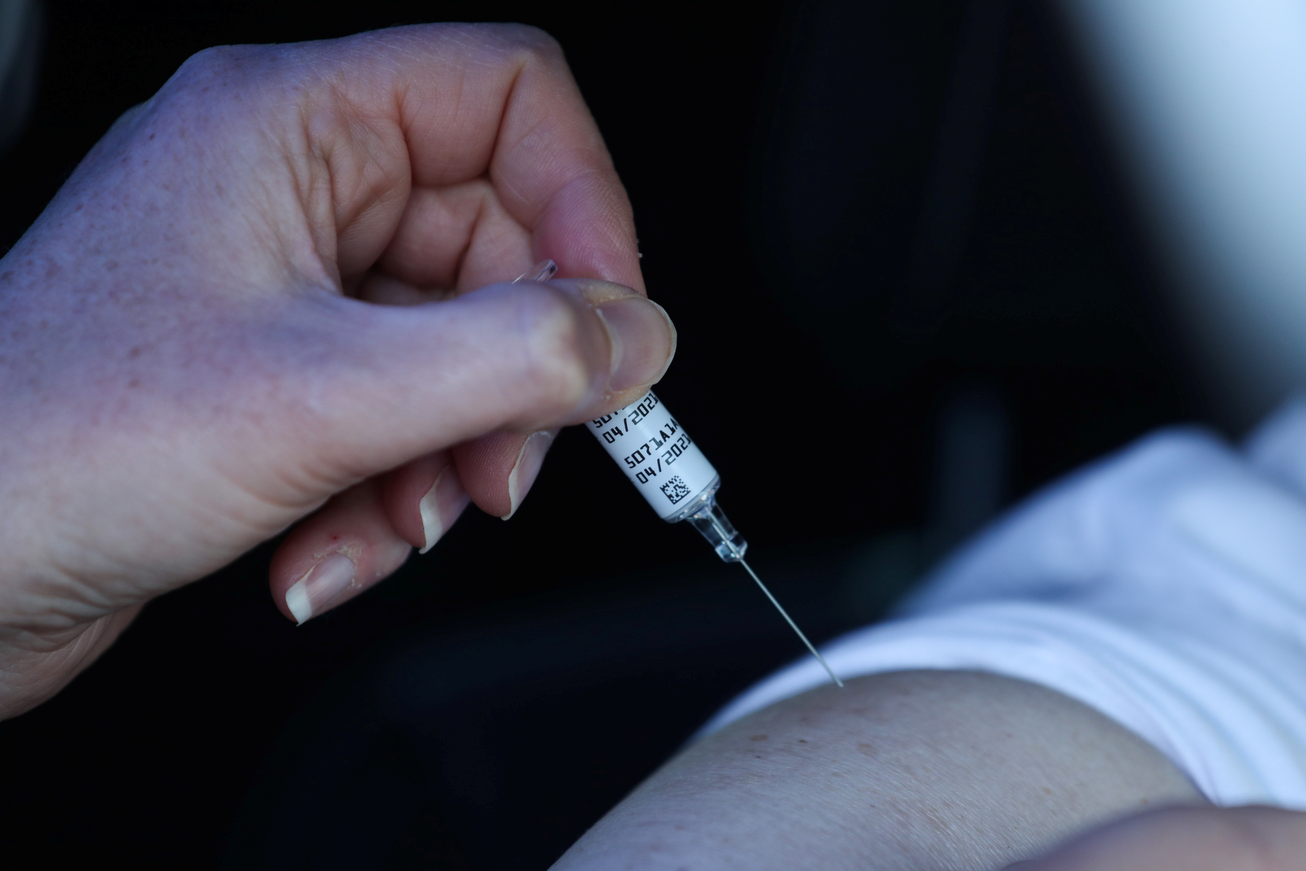 Una persona vacunada contra la gripe en Darlington (REUTERS/Lee Smith)